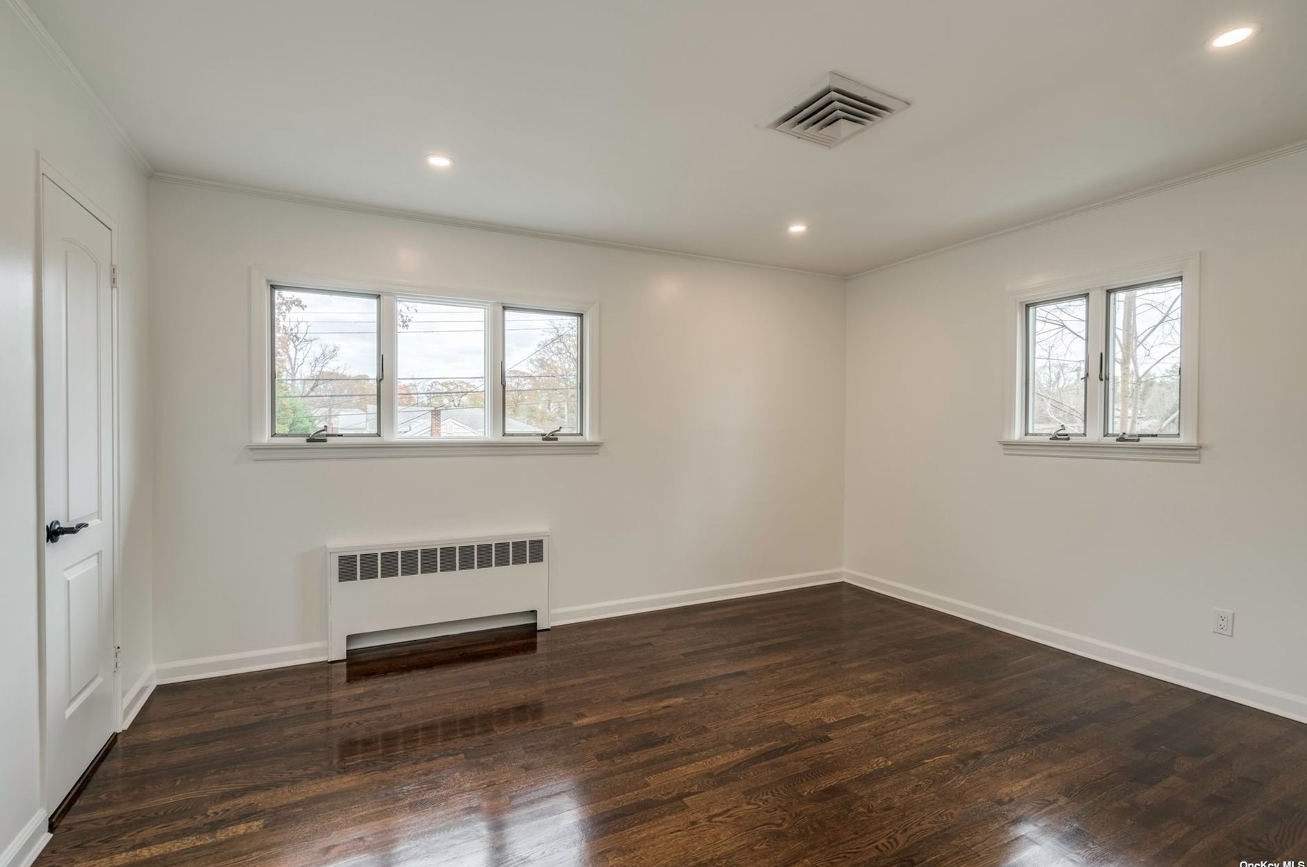 3 Driftwood Dr, Glen Cove NY  11542-1607 exterior