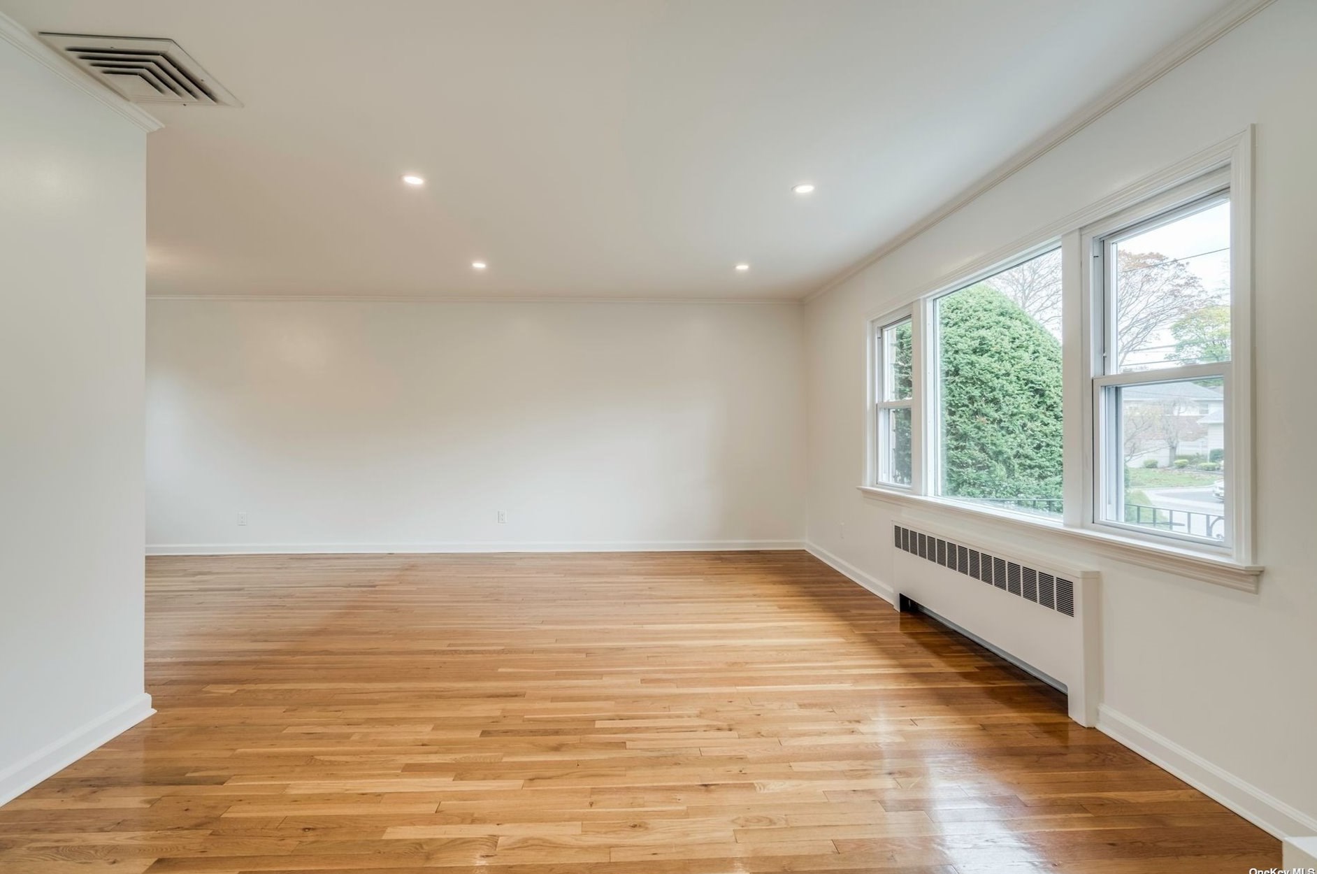 3 Driftwood Dr, Glen Cove NY  11542-1607 exterior