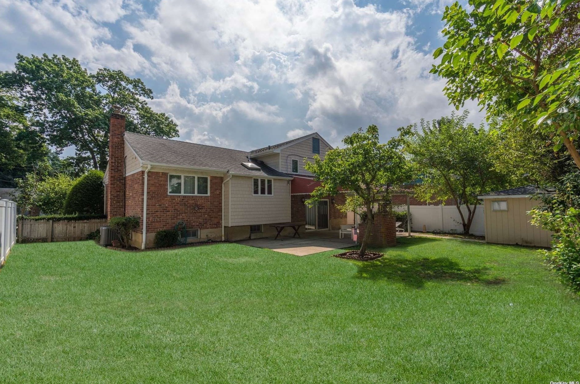 3 Driftwood Dr, Glen Cove NY  11542-1607 exterior