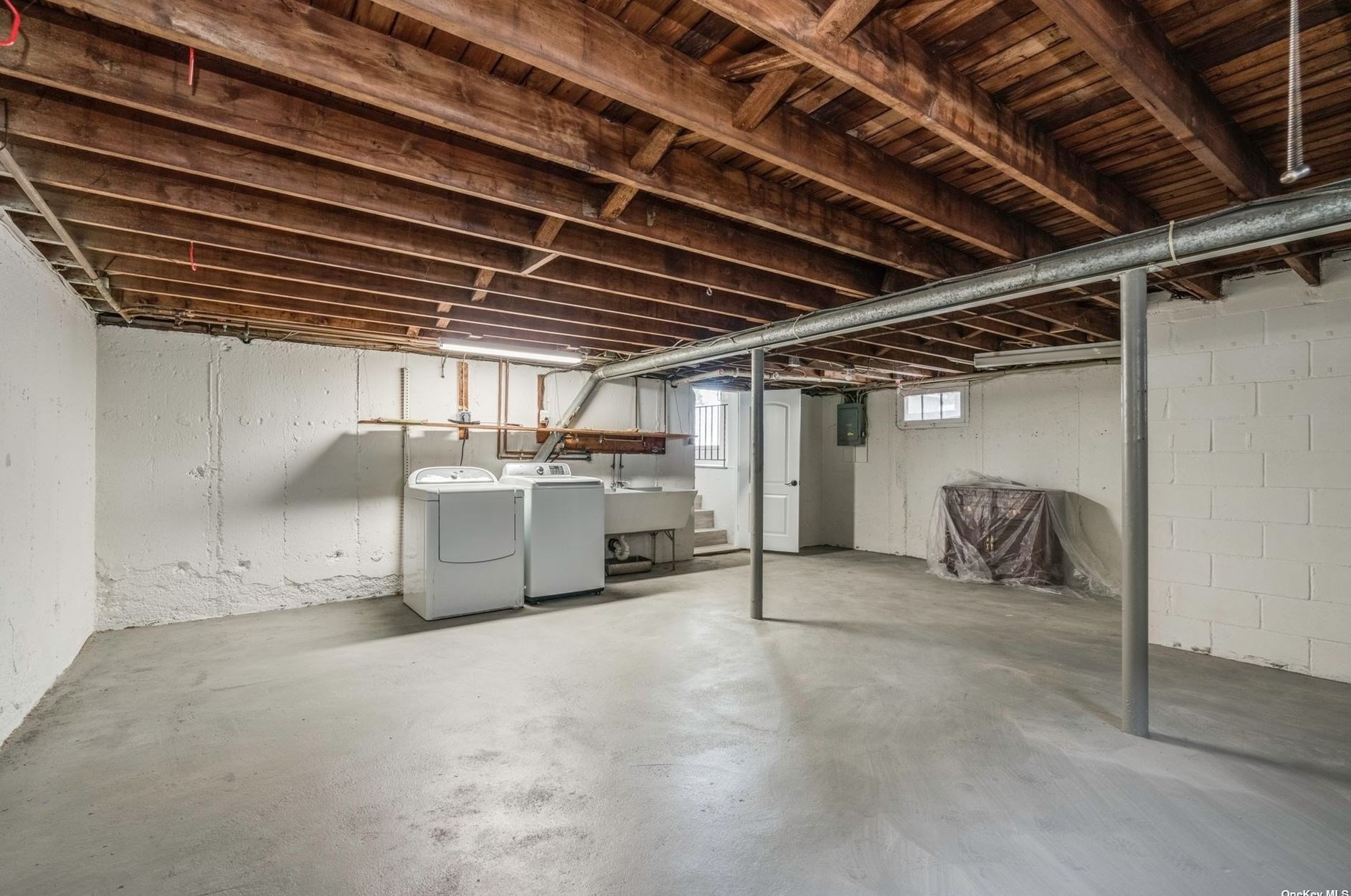 3 Driftwood Dr, Glen Cove NY  11542-1607 exterior