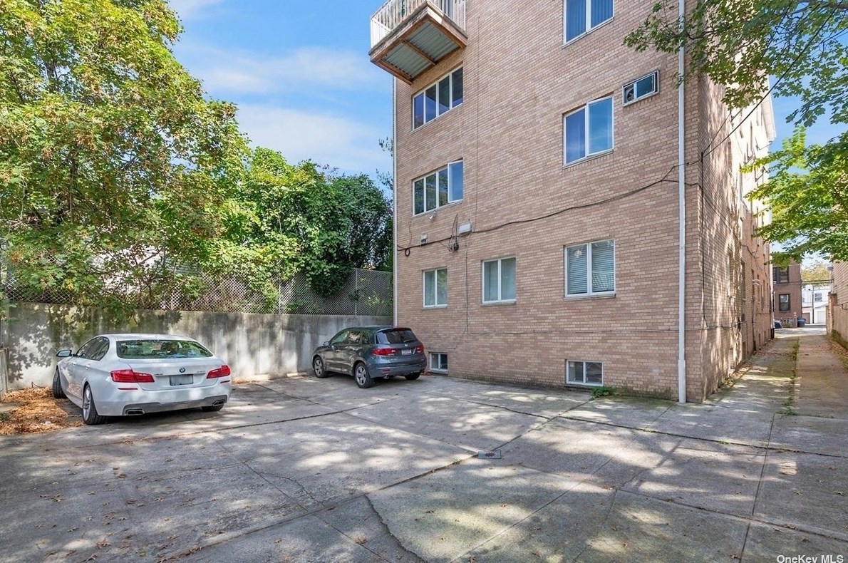 76 Battery Ave, Brooklyn NY  11228-3550 exterior