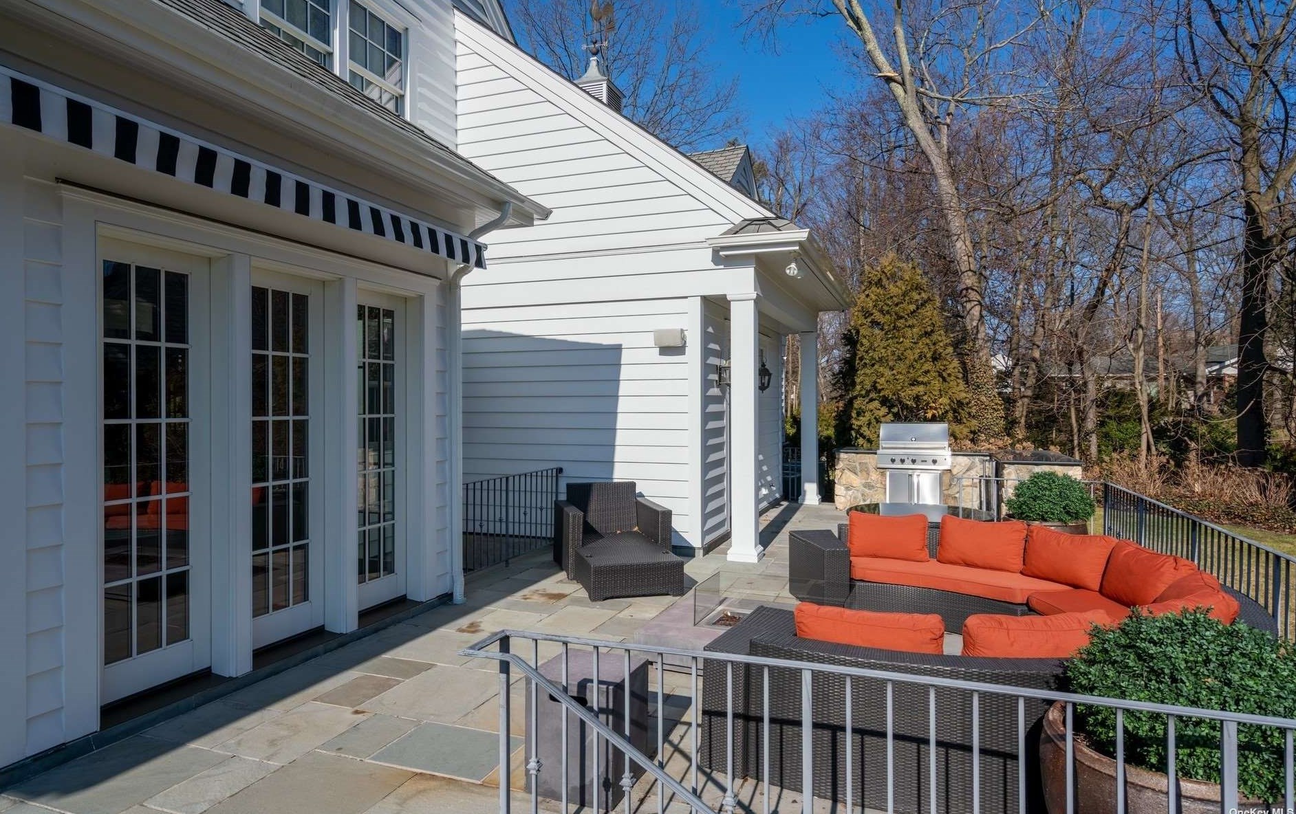 29 The Maples, East Hills NY  11576-1921 exterior