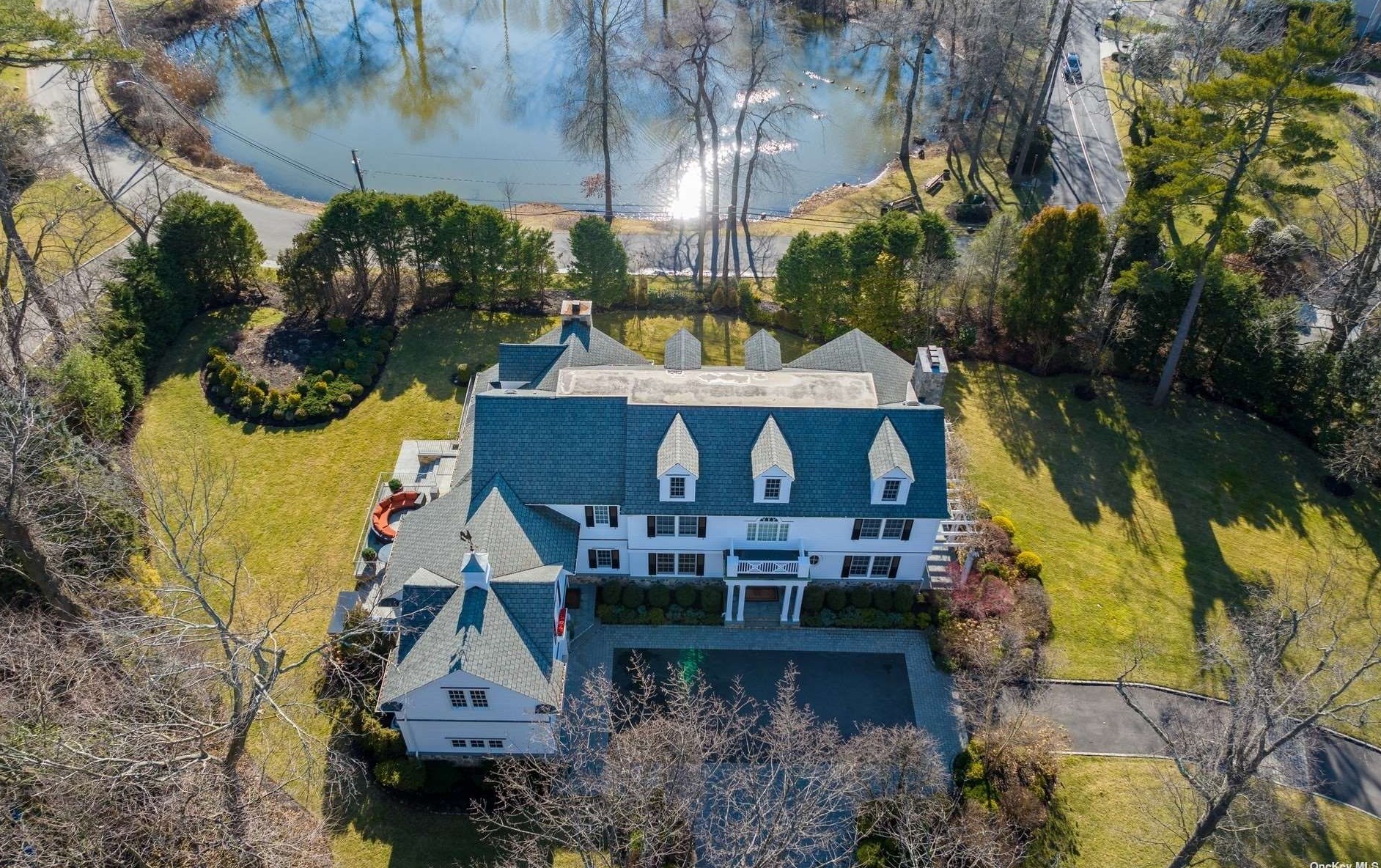 29 The Maples, East Hills NY  11576-1921 exterior