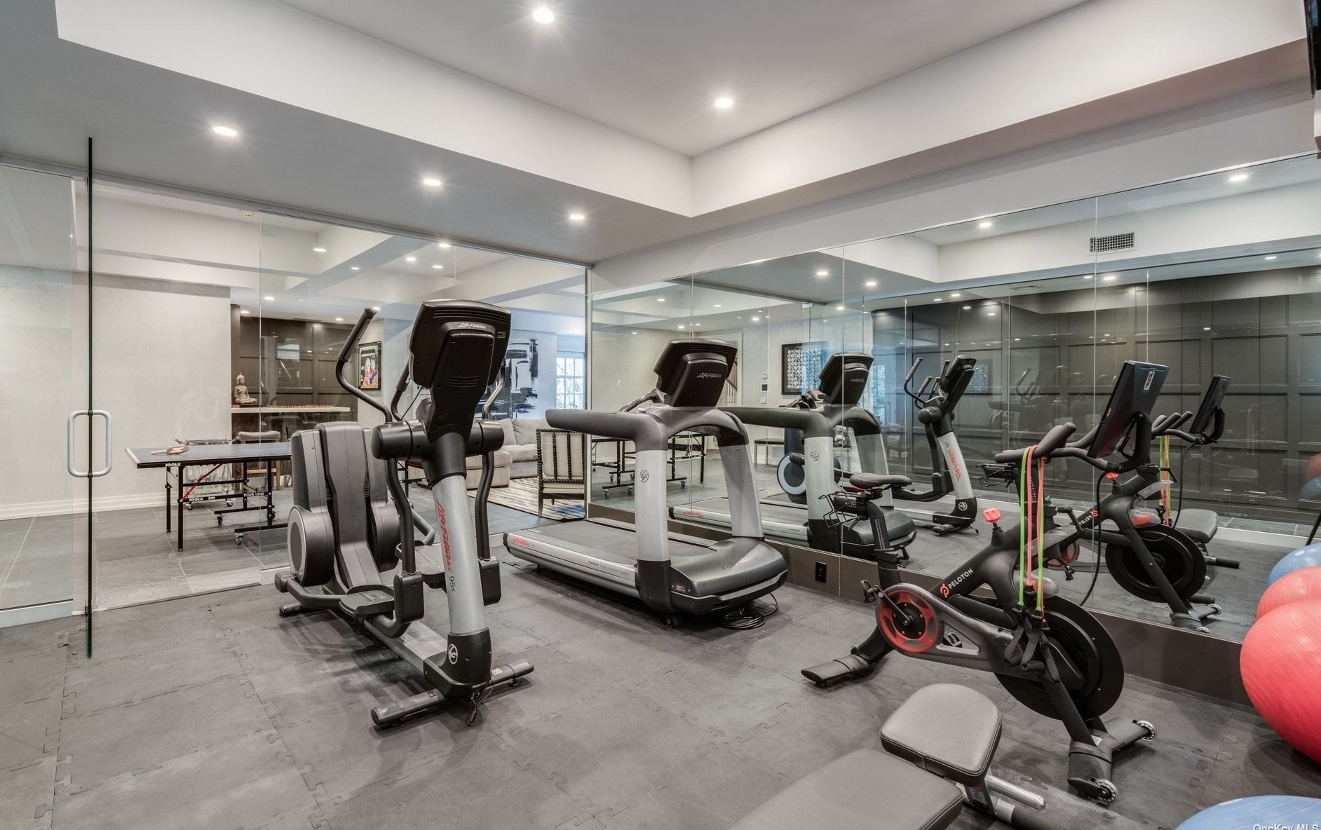 29 The Maples, East Hills NY  11576-1921 exterior