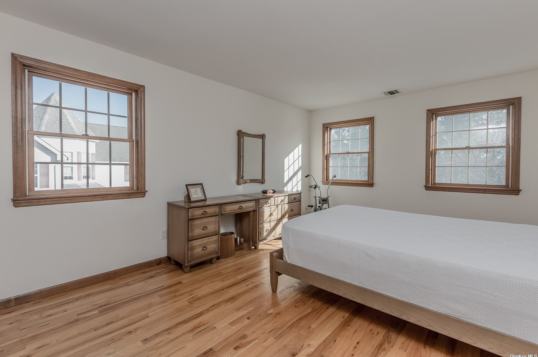 8 Trafalgar Ct, Hunt NY  11743-3989 exterior