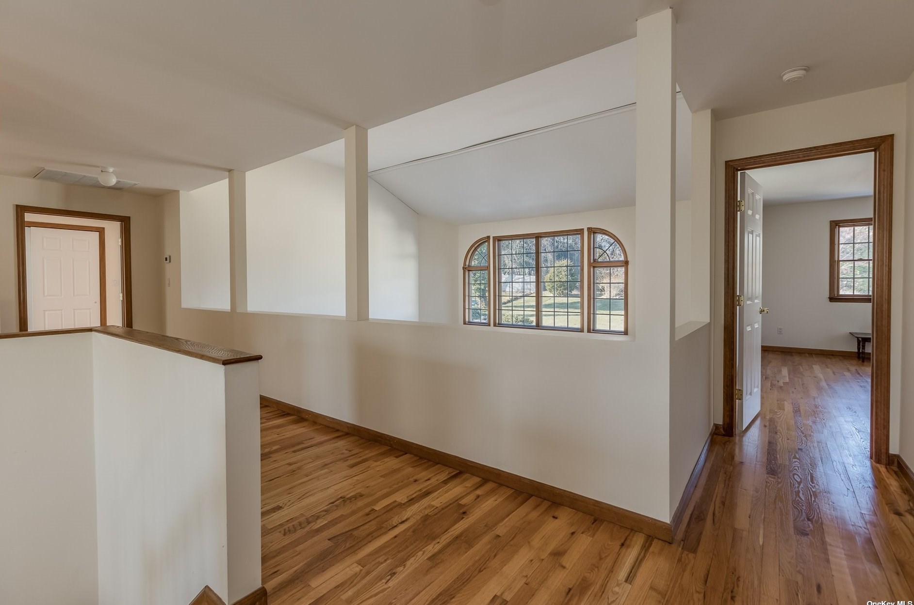 8 Trafalgar Ct, Hunt NY  11743-3989 exterior