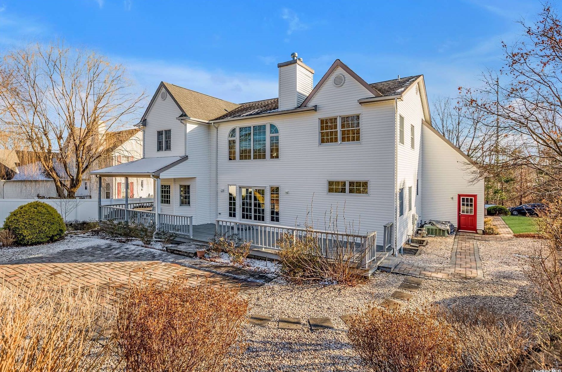 8 Trafalgar Ct, Hunt NY  11743-3989 exterior