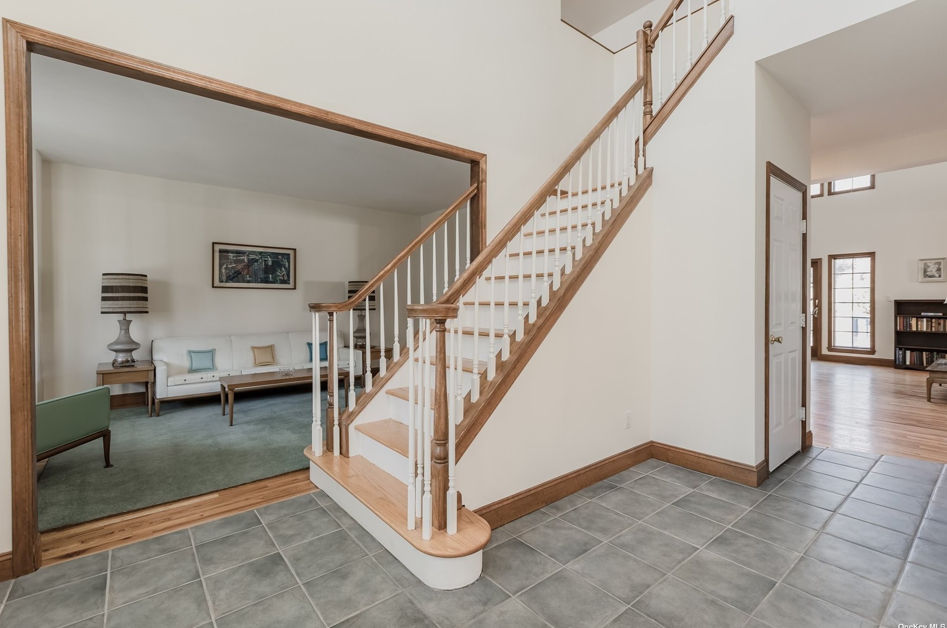 8 Trafalgar Ct, Hunt NY  11743-3989 exterior