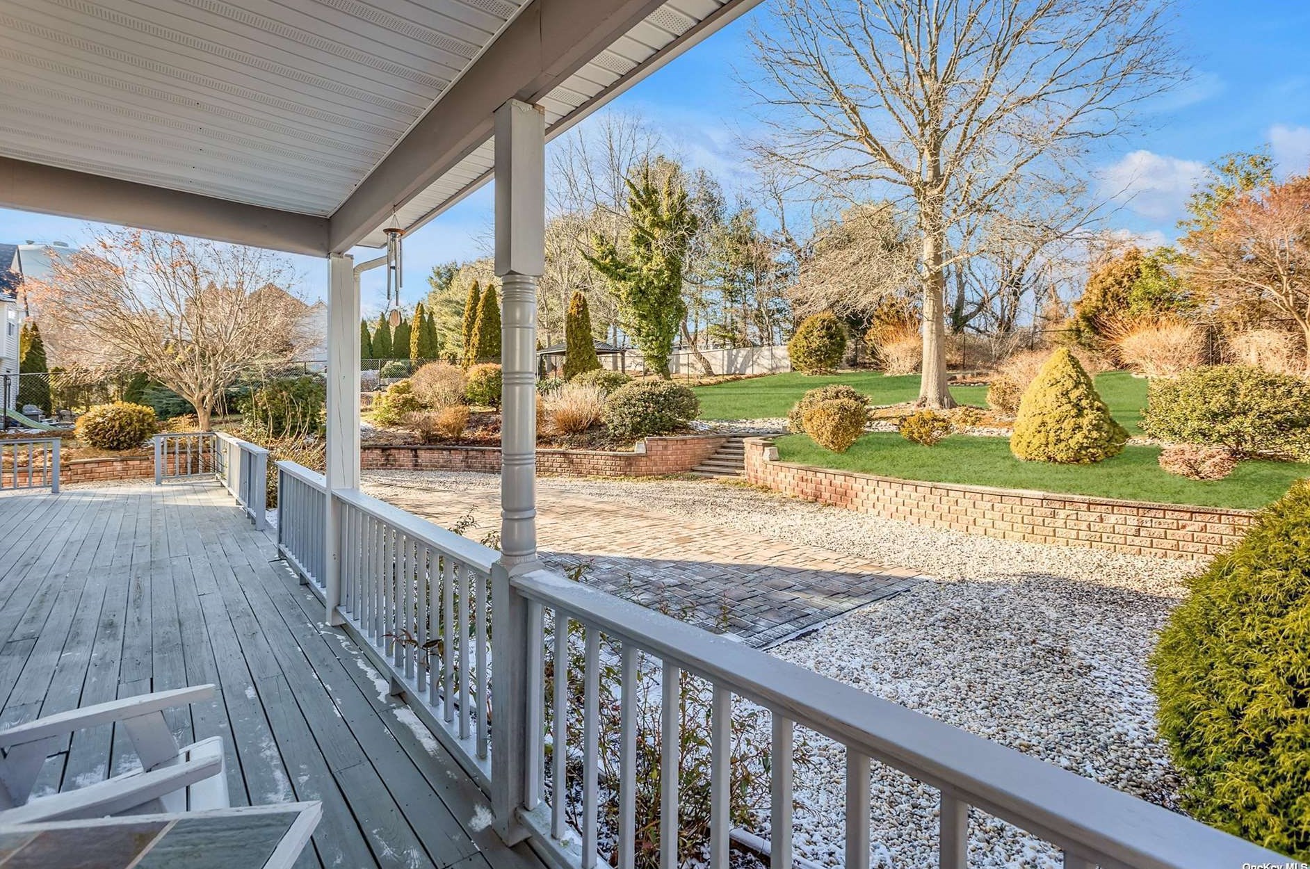 8 Trafalgar Ct, Hunt NY  11743-3989 exterior