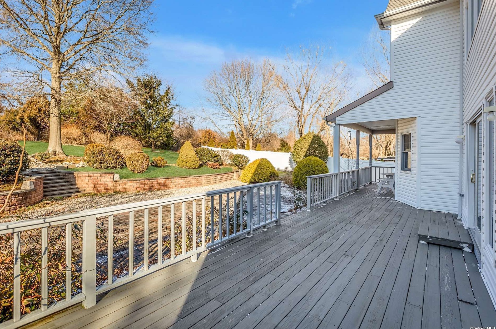 8 Trafalgar Ct, Hunt NY  11743-3989 exterior