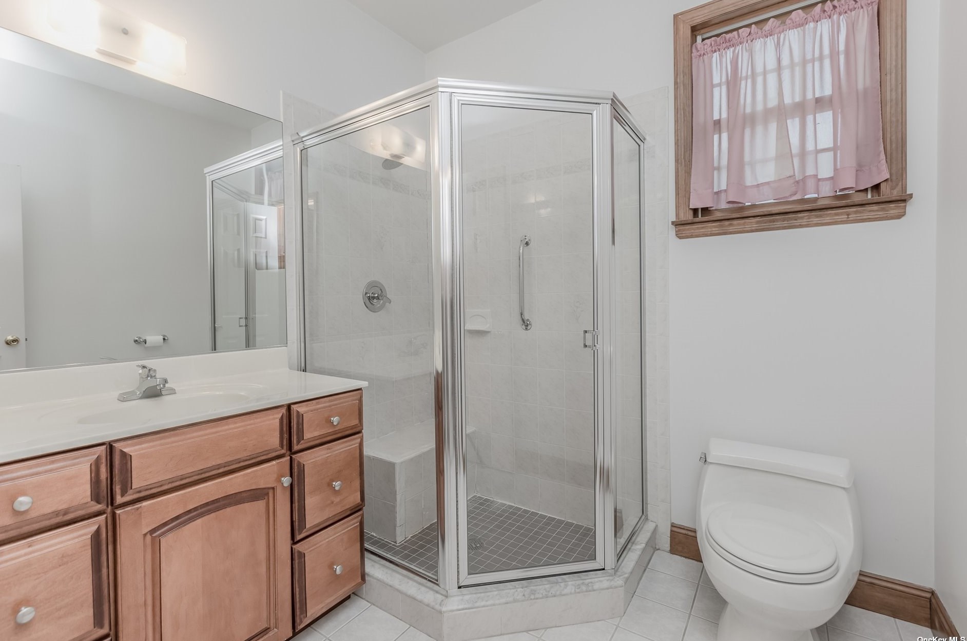 8 Trafalgar Ct, Hunt NY  11743-3989 exterior