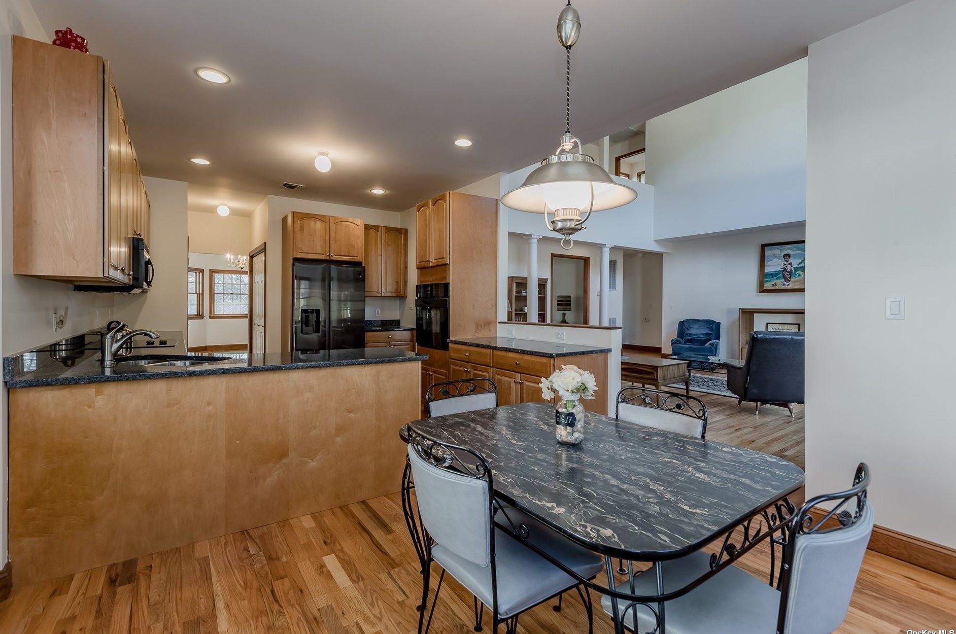 8 Trafalgar Ct, Hunt NY  11743-3989 exterior