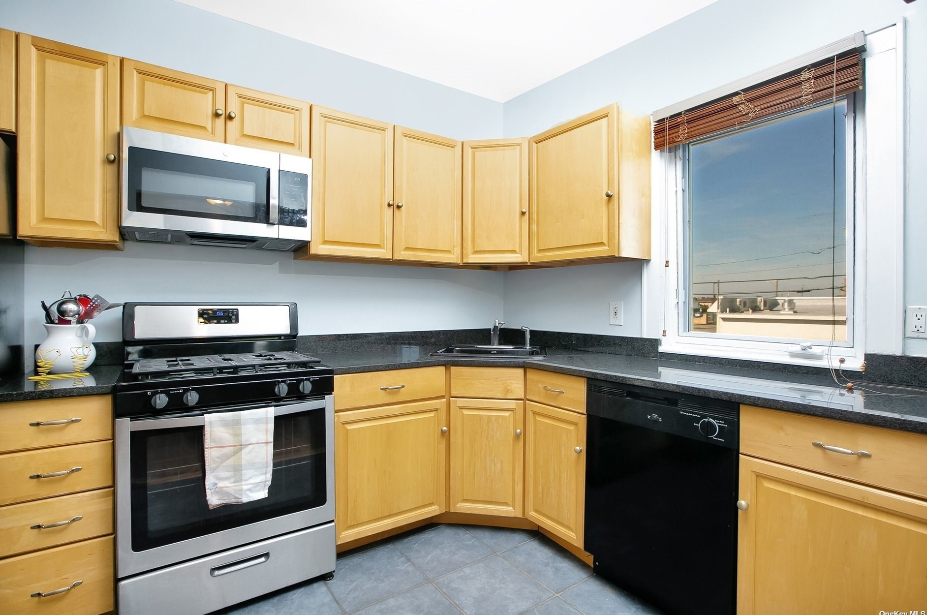 12 Bath St, East Atlantic Beach NY  11561-5007 exterior