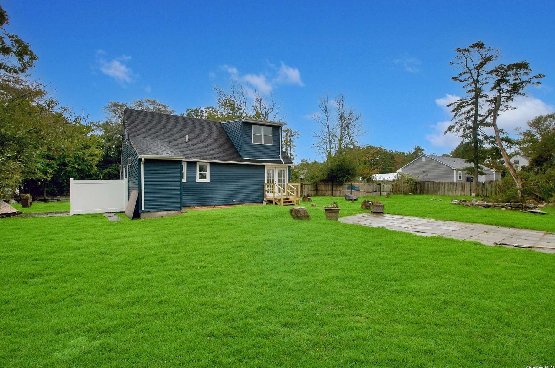 14 Waverly Rd, Smith Point NY 11967-4142 exterior