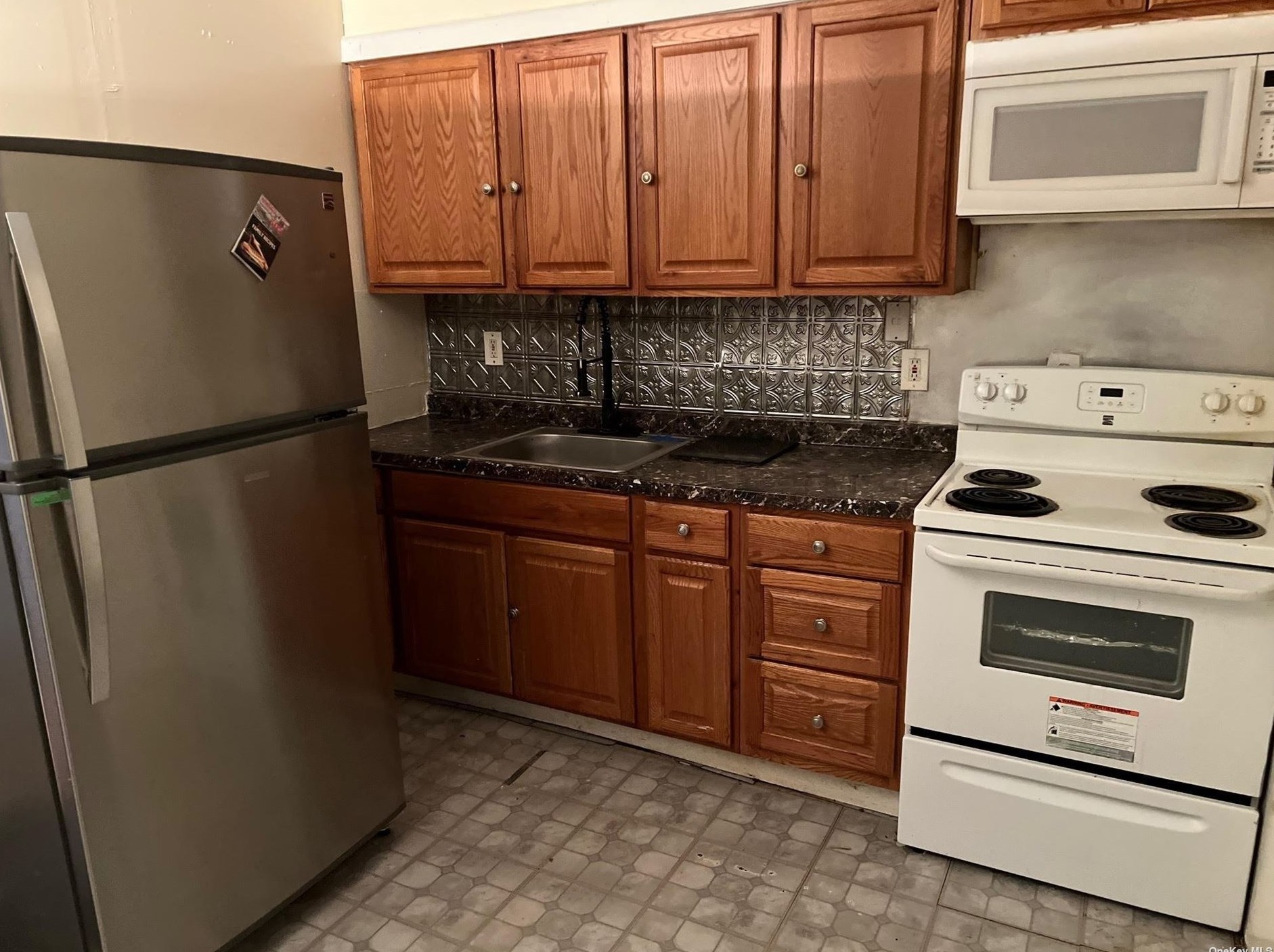 28 Middle Dr, Hunt NY  11743-4511 exterior