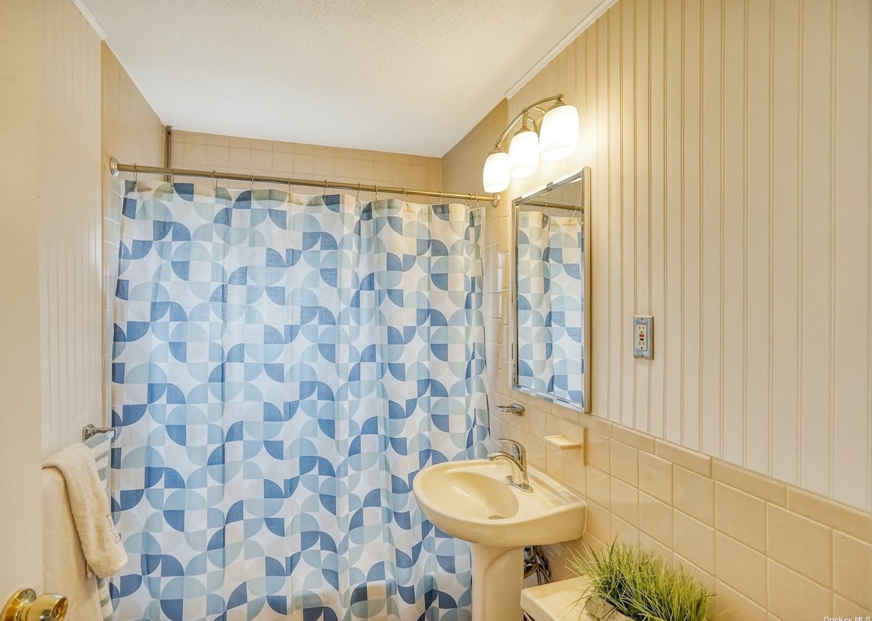 50 Chestnut Ln, Plainedge NY  11756-4016 exterior