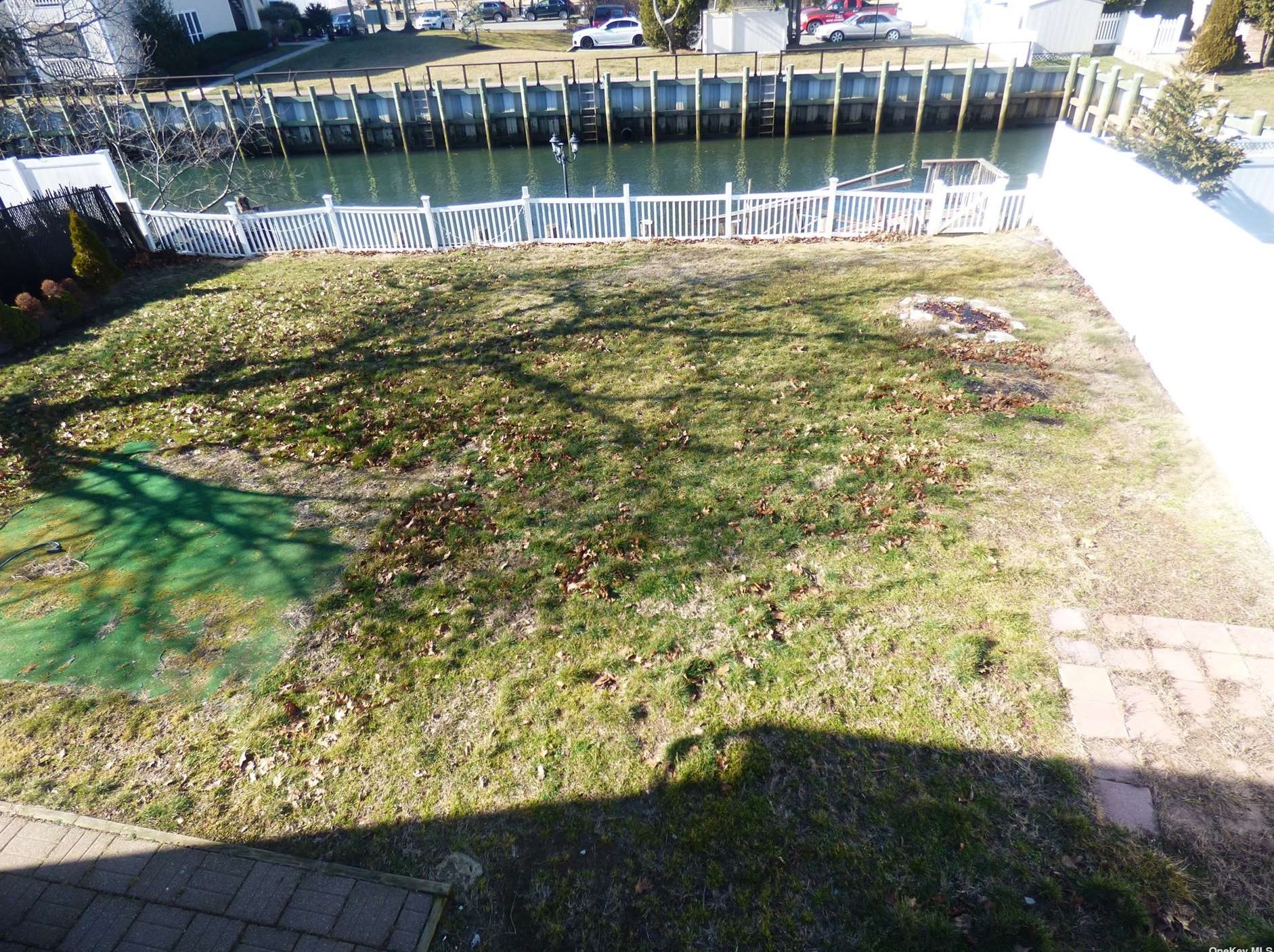 12 Dock Dr, Freeport NY  11520-5222 exterior