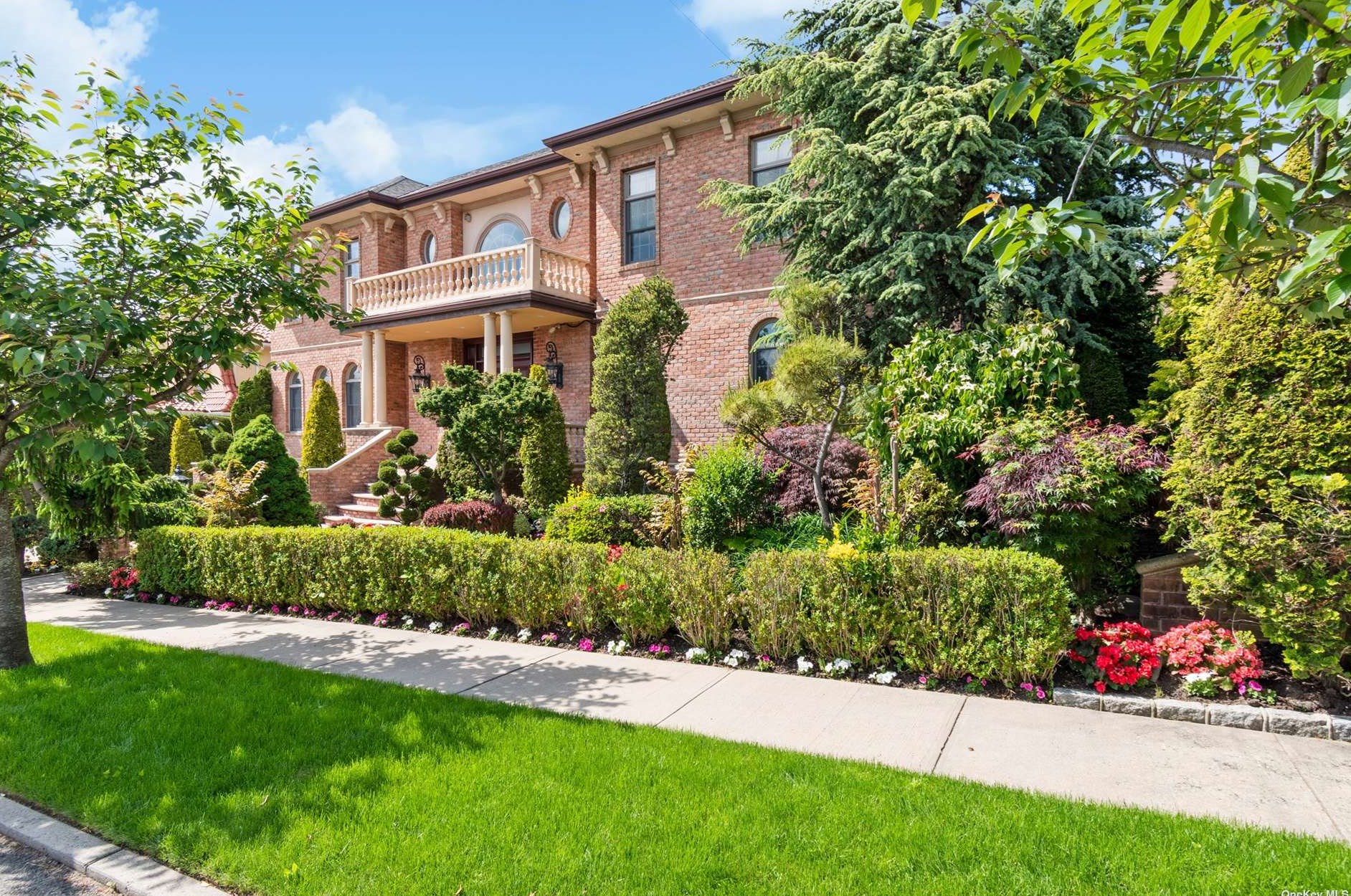 5 Center Dr, Flushing NY 11363-1214 exterior