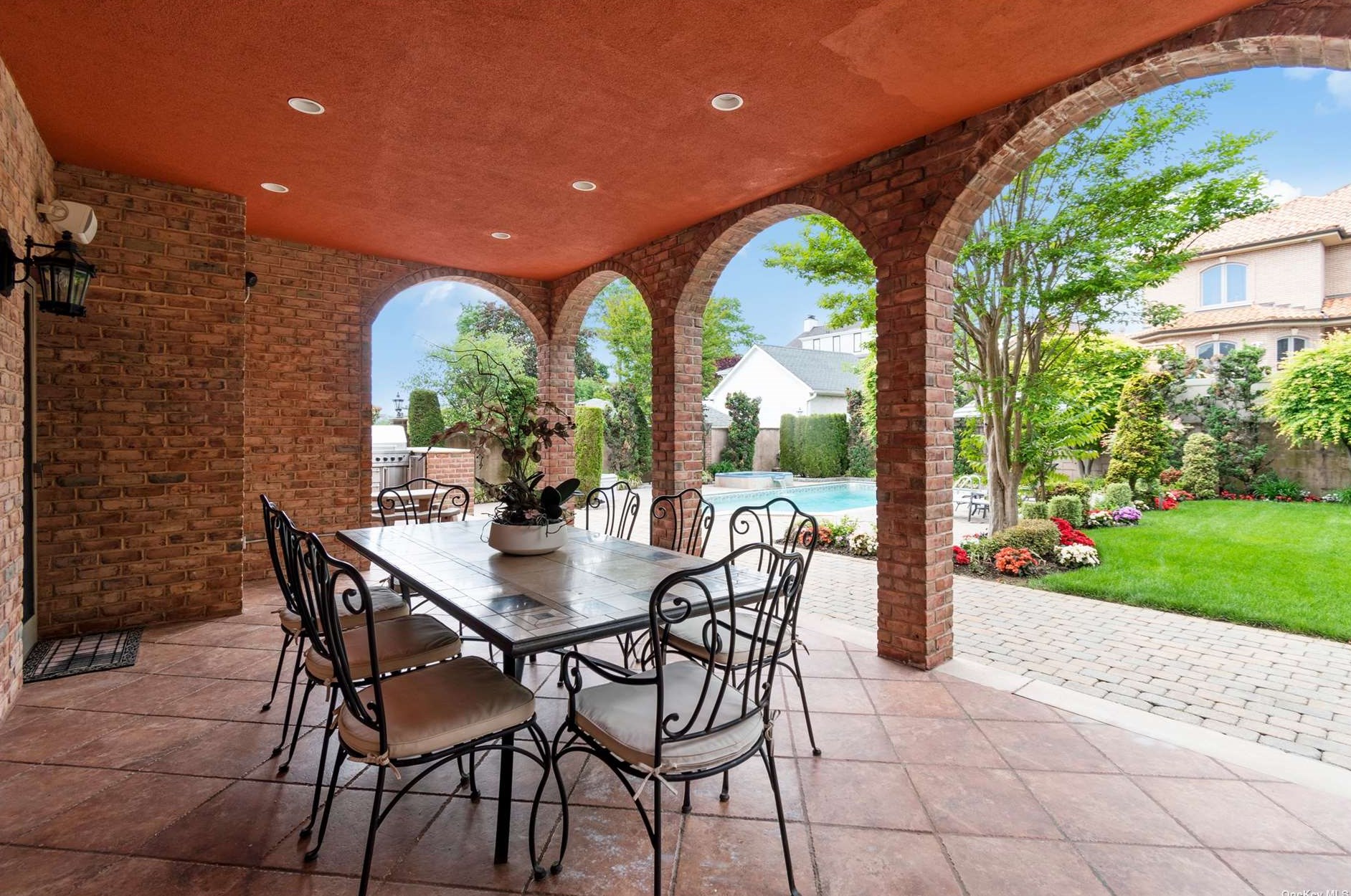 5 Center Dr, Flushing NY 11363-1214 exterior