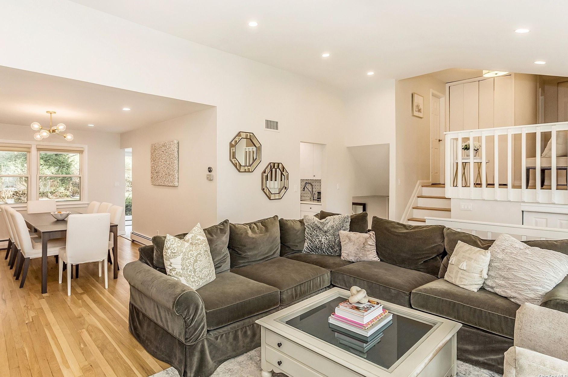 46 Roger Dr, Port Washington NY  11050-2528 exterior