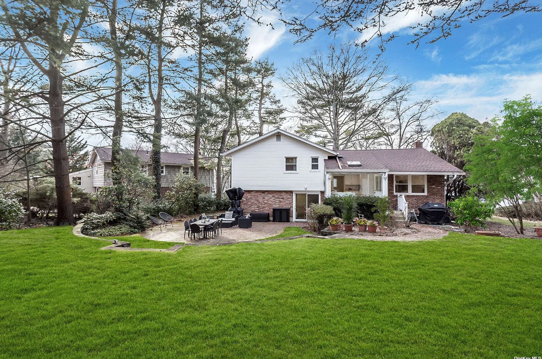46 Roger Dr, Port Washington NY  11050-2528 exterior