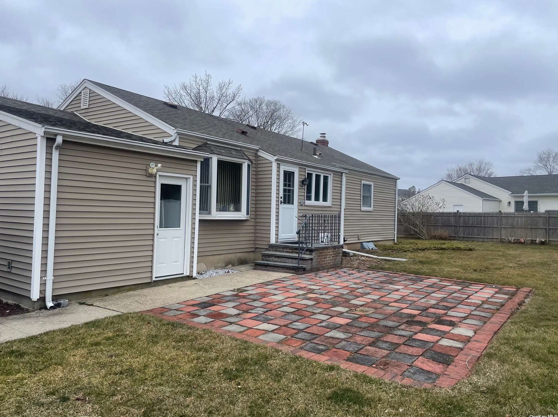 2 Marlowe Pl, Greenlawn NY  11740-2724 exterior