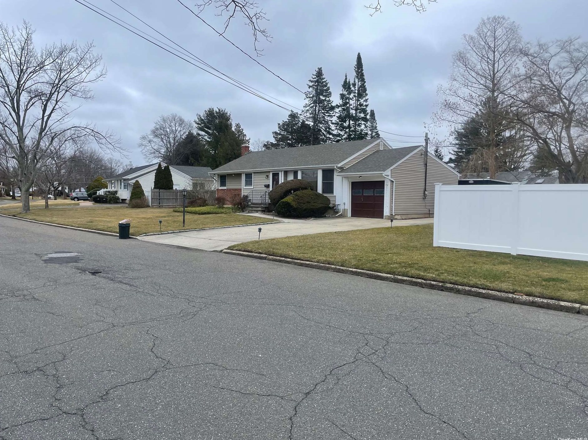 2 Marlowe Pl, Greenlawn NY  11740-2724 exterior