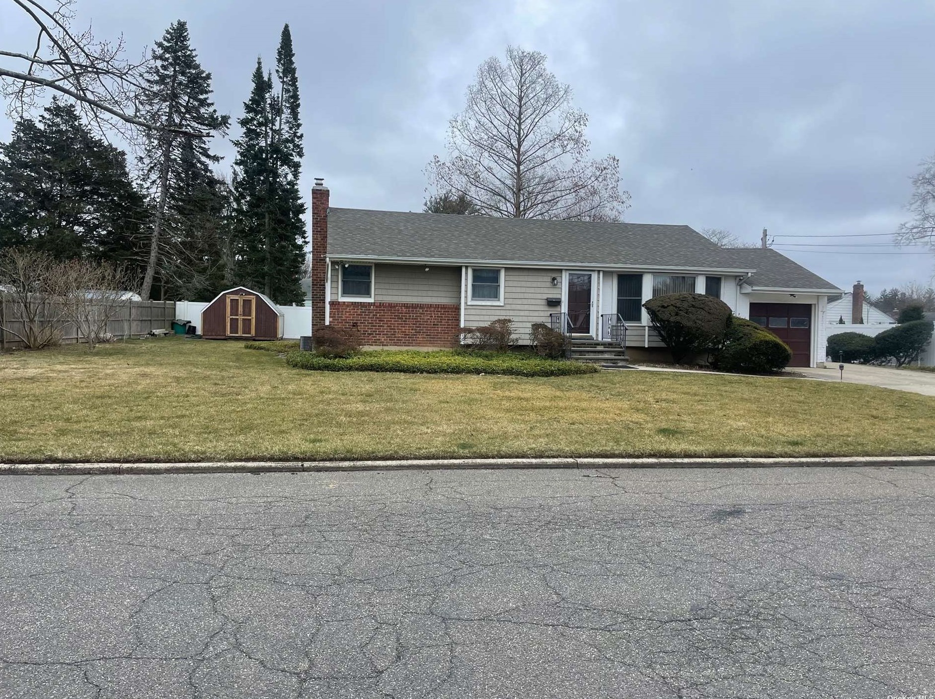 2 Marlowe Pl, Greenlawn NY  11740-2724 exterior