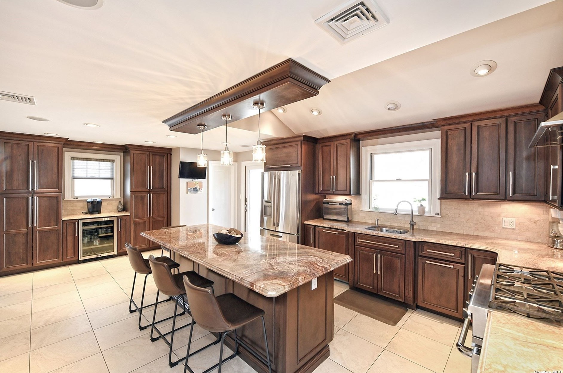 49 Hollywood Ct, Rockville Centre NY  11570-2015 exterior