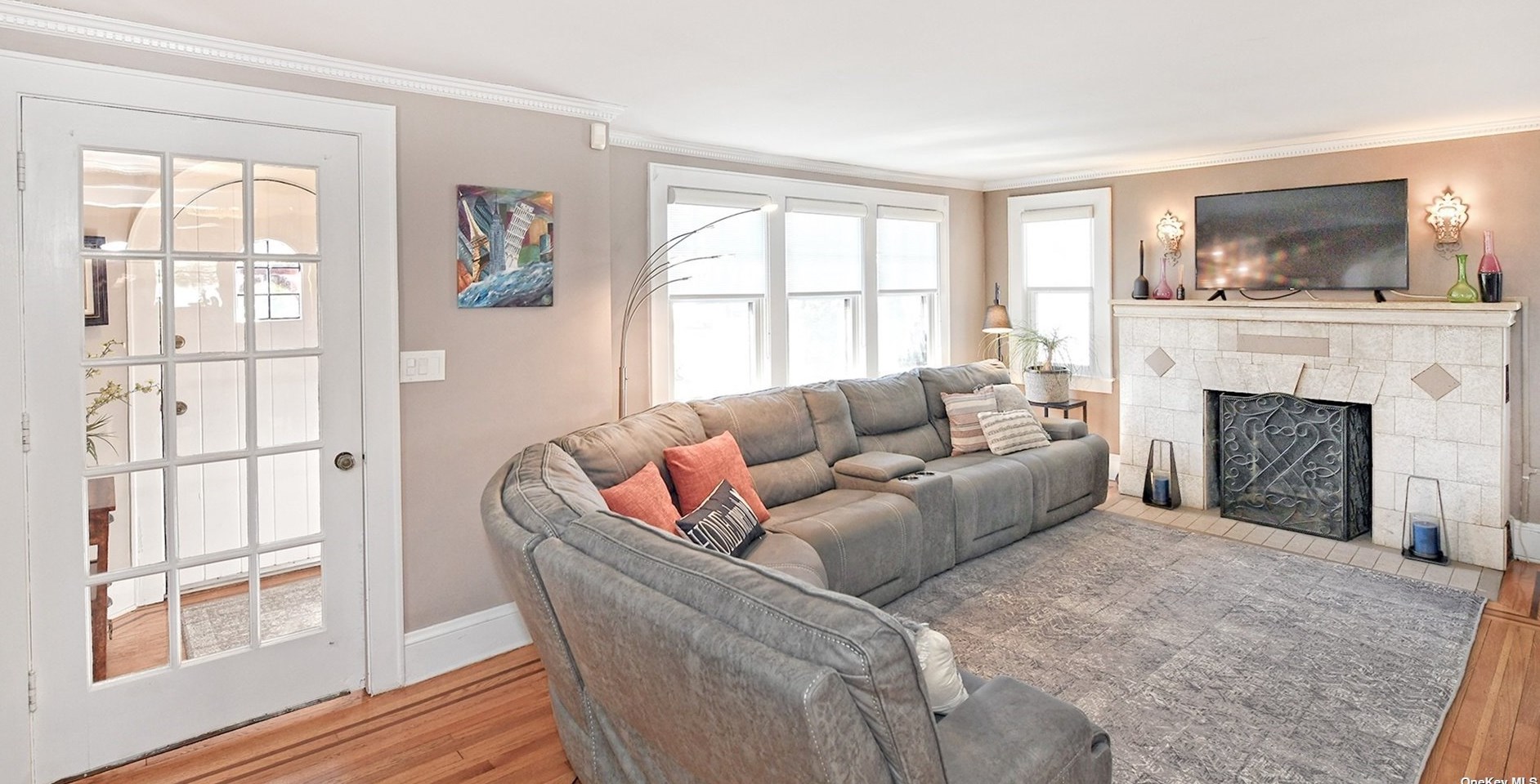 49 Hollywood Ct, Rockville Centre NY  11570-2015 exterior