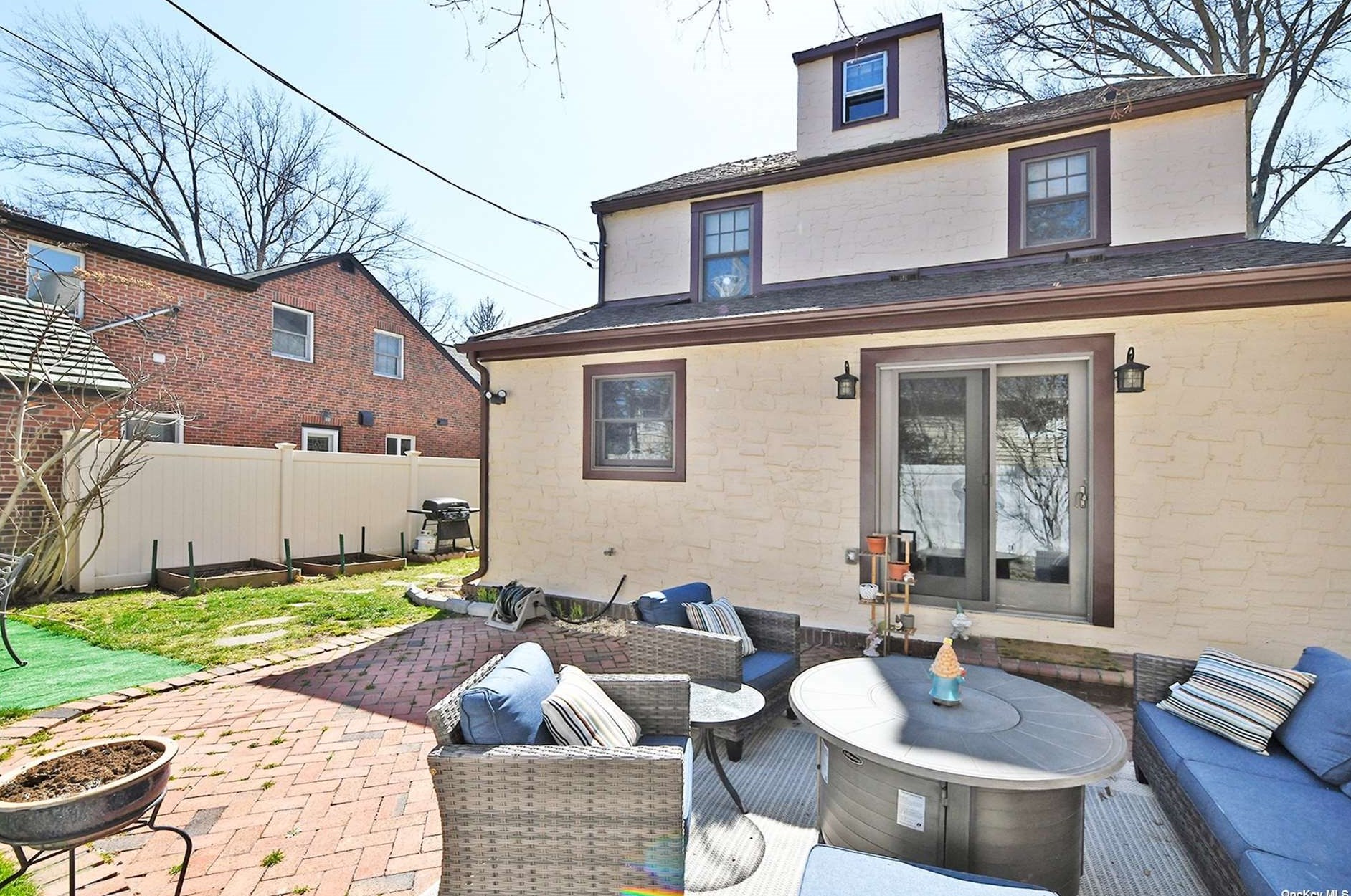 49 Hollywood Ct, Rockville Centre NY  11570-2015 exterior