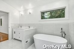 5 Evans Ln, Strongs Neck NY  exterior