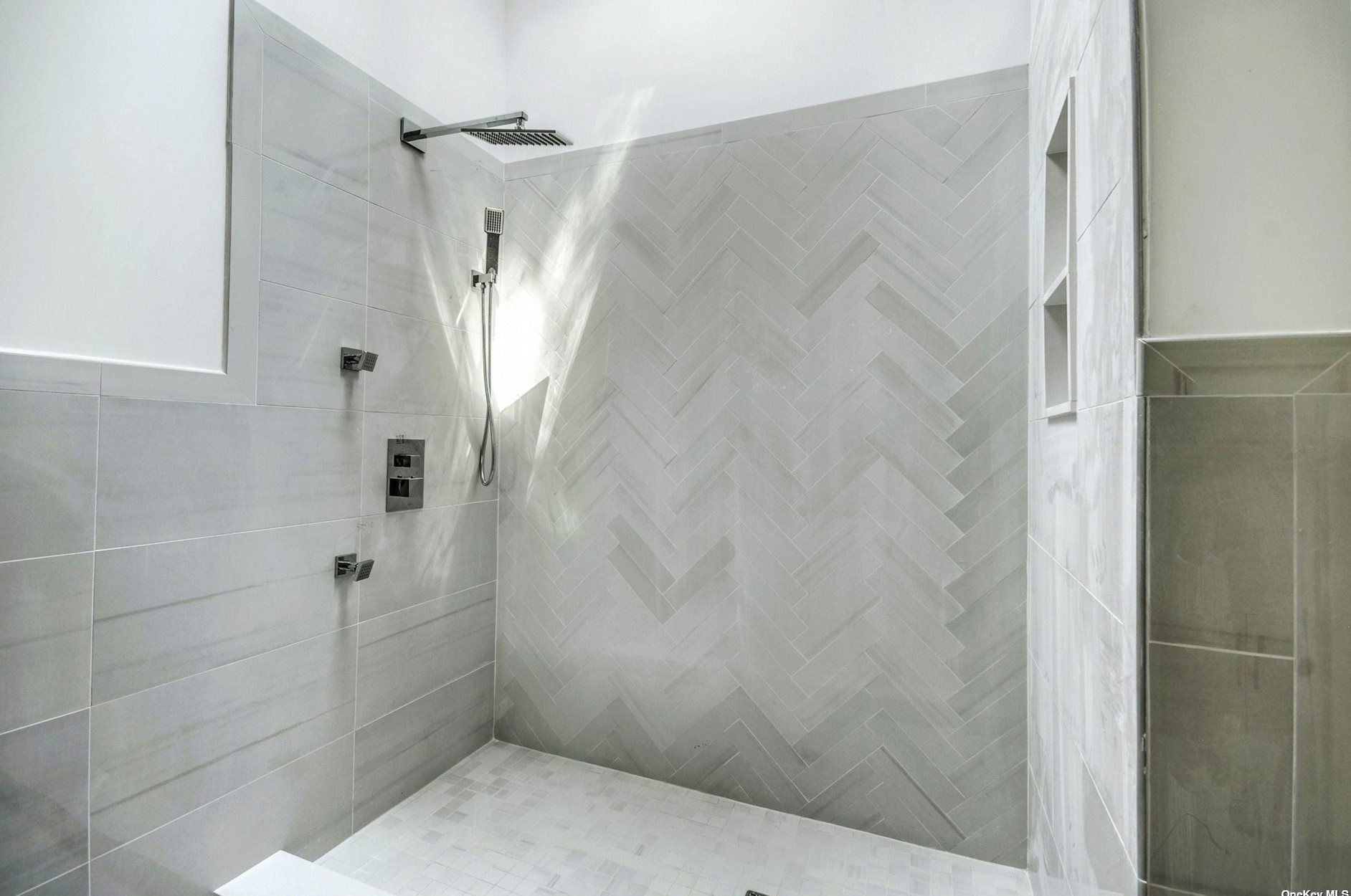 5 Evans Ln, Strongs Neck NY  exterior