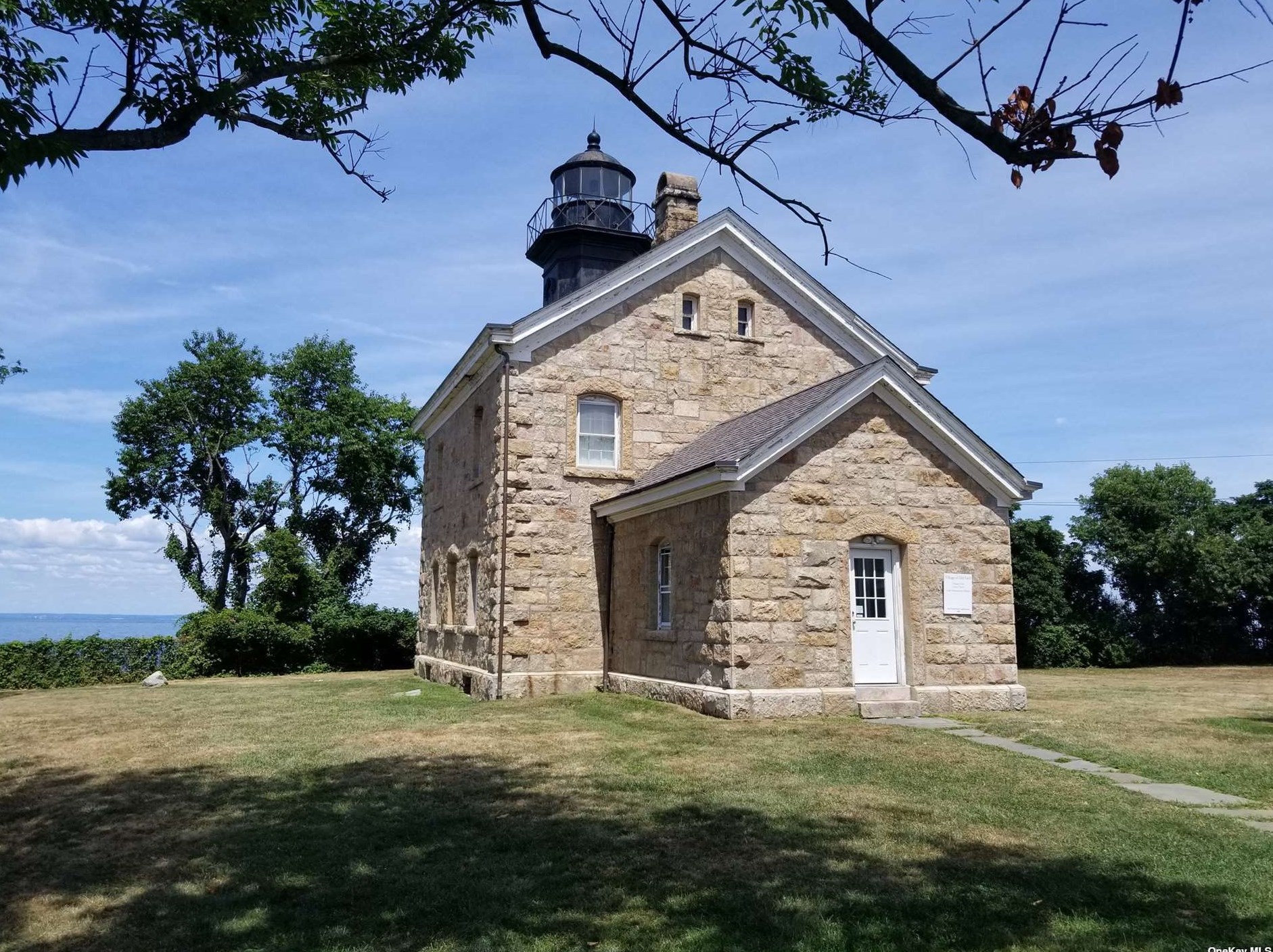 5 Evans Ln, Strongs Neck NY  exterior