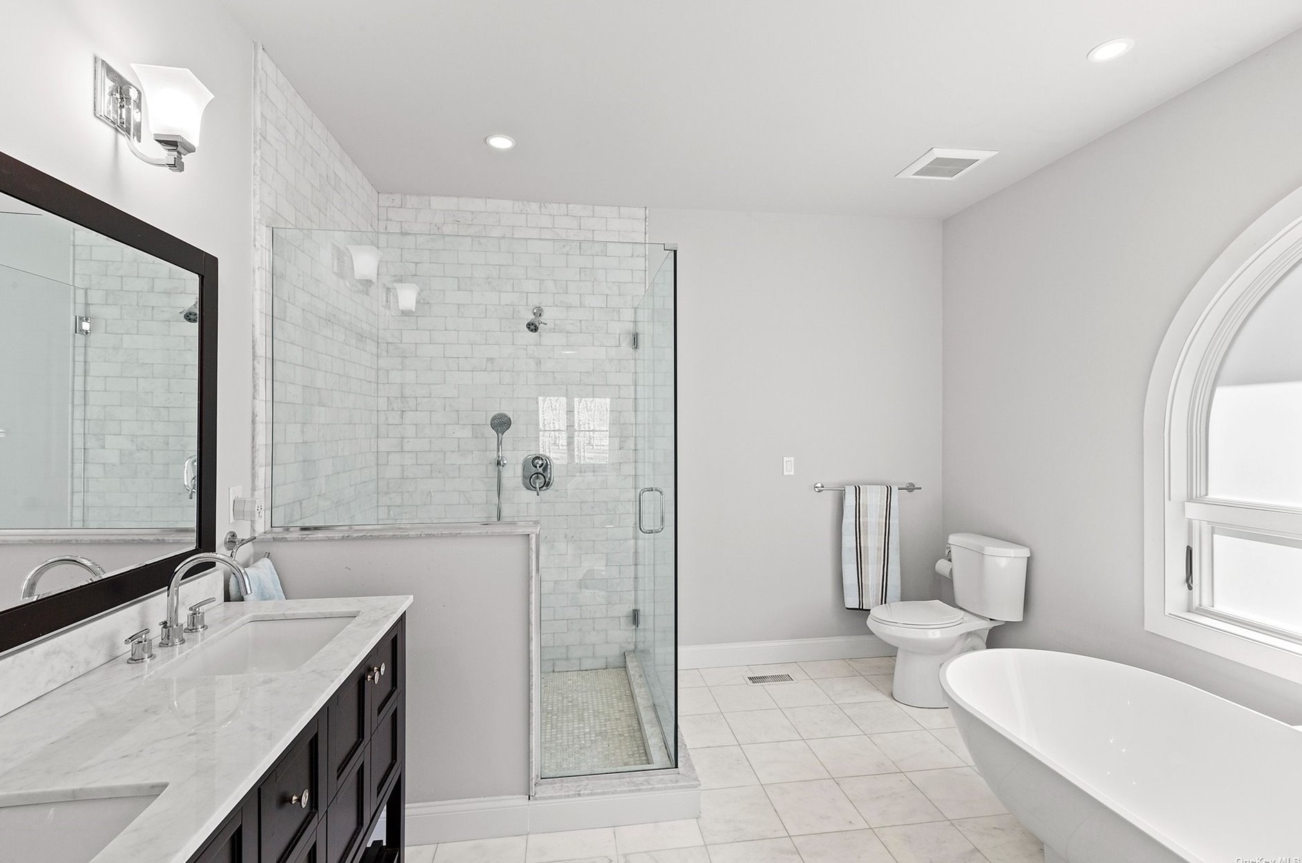 8 Quail Run, Hampton Bays NY  11946-1425 exterior