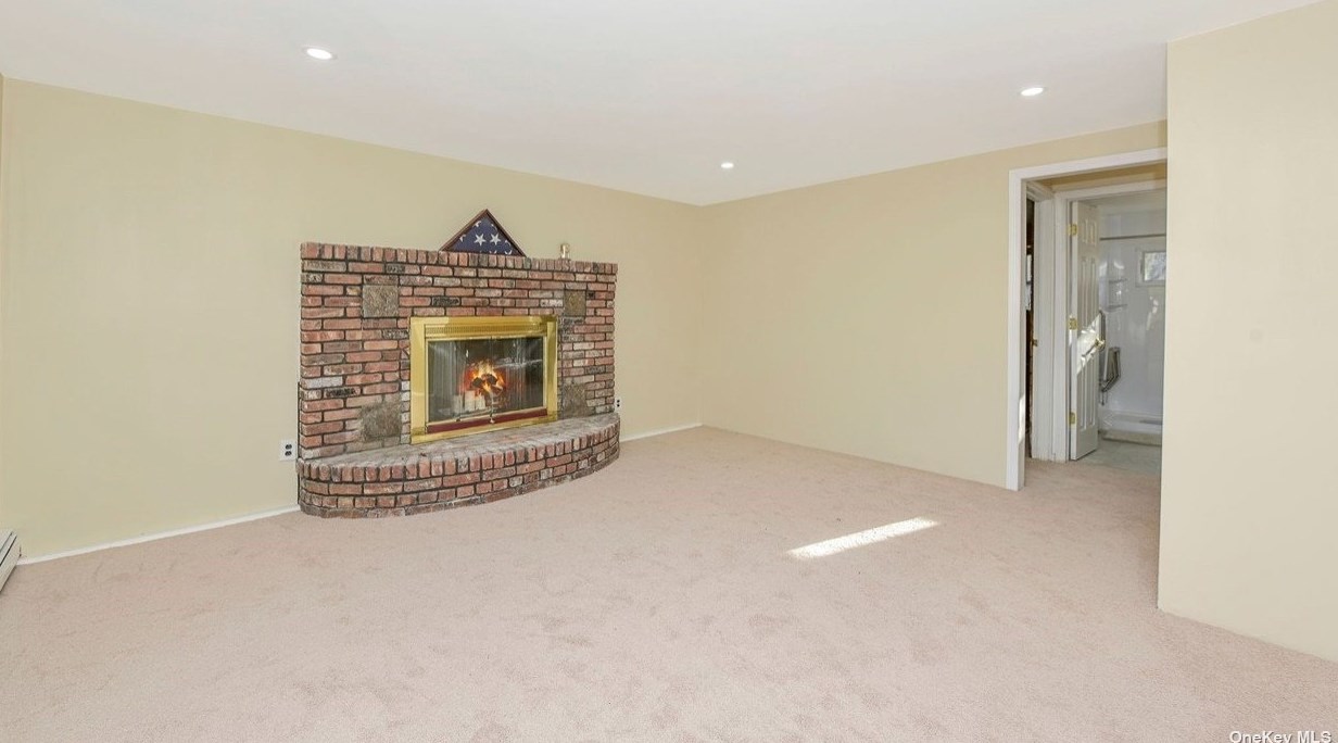 23 Torrey Pine Ln, Gordon Heights NY  11763-4212 exterior