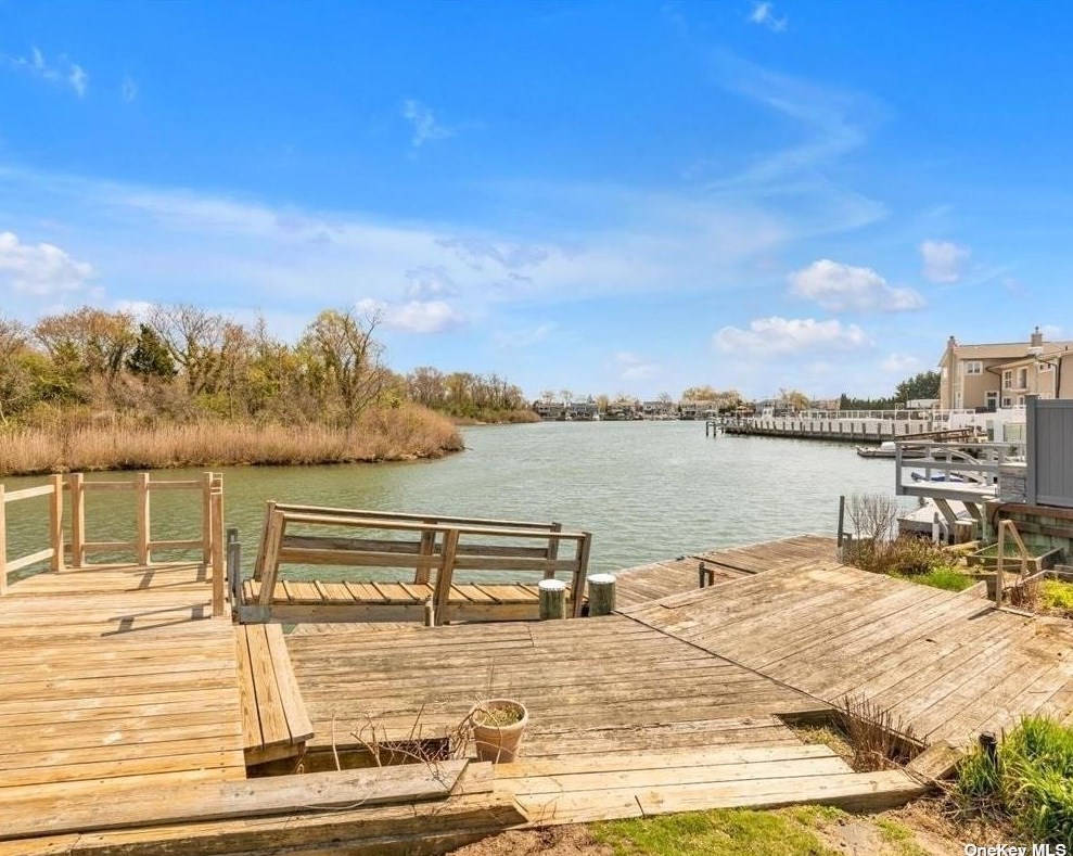 3017 Wynsum Ave, North Merrick NY  11566-5414 exterior