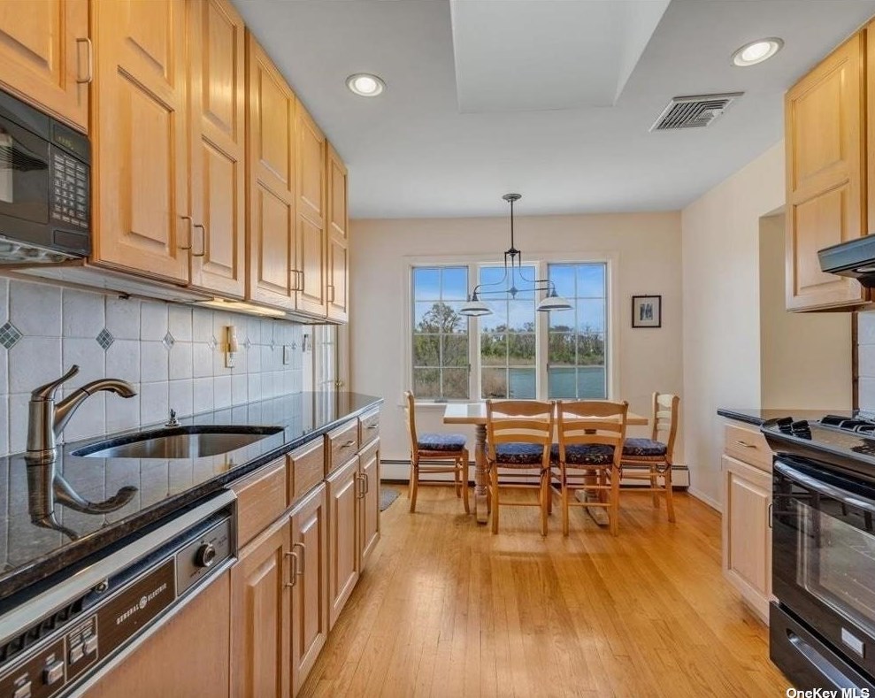 3017 Wynsum Ave, North Merrick NY  11566-5414 exterior