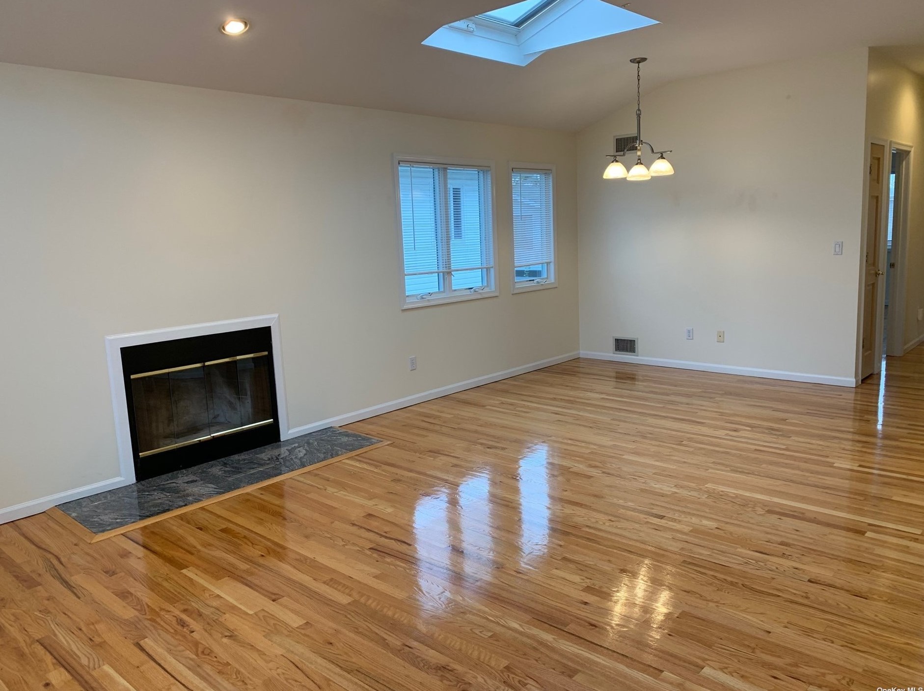10 Hickory Rd, Port Washington NY  11050-1504 exterior