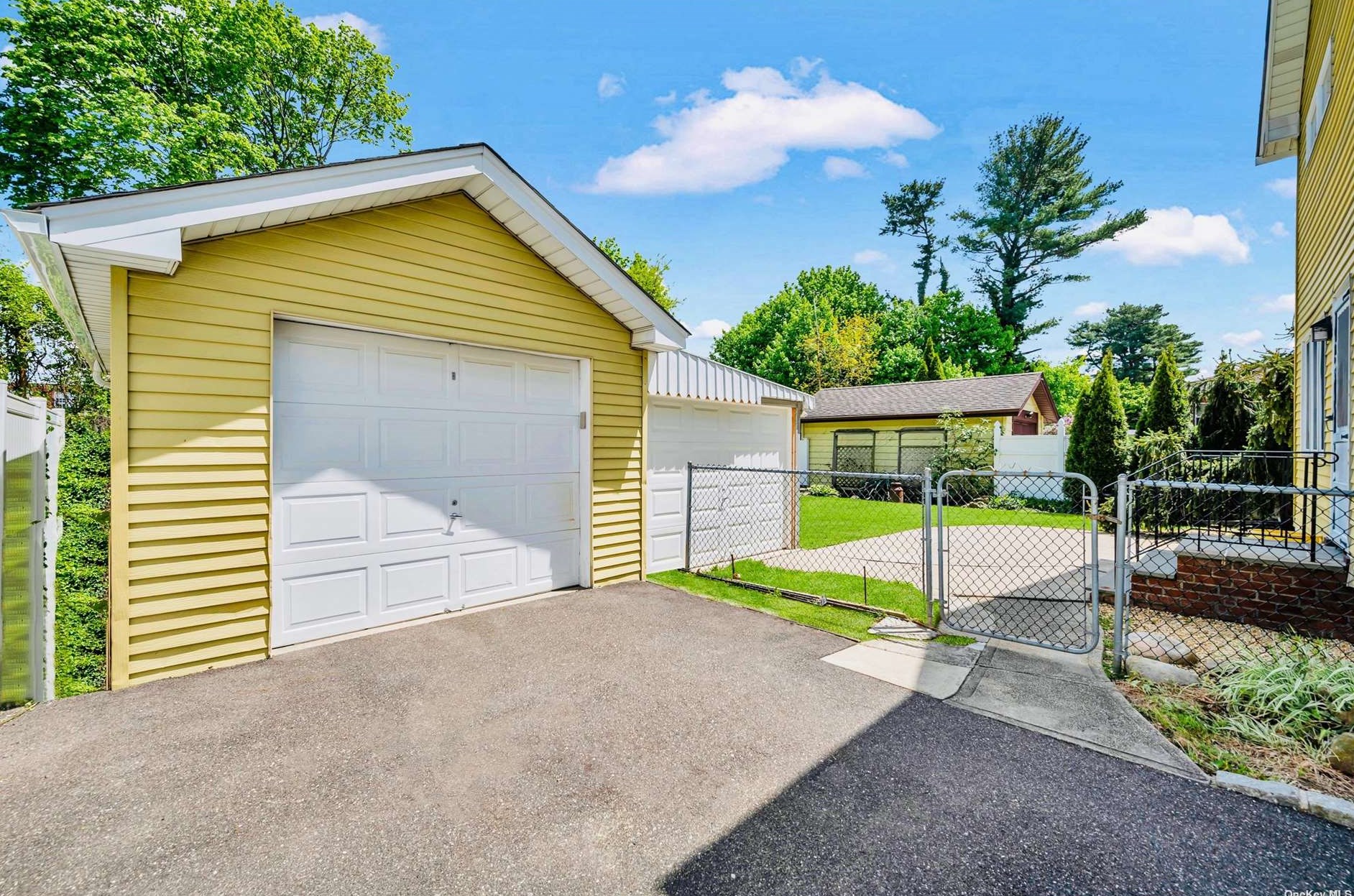 35 Mckinley Ave, Hicksville NY  11801-3123 exterior