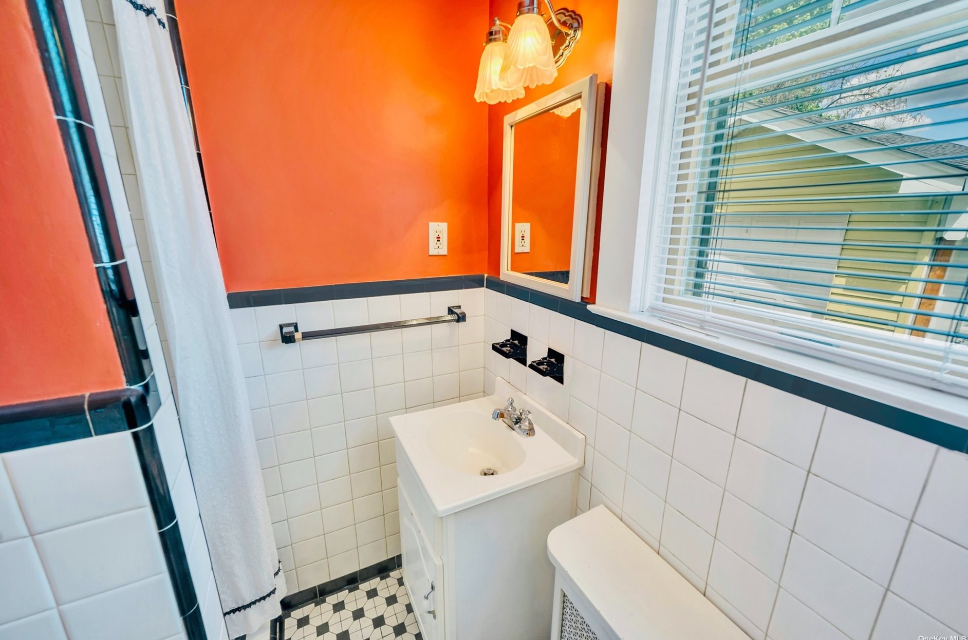 35 Mckinley Ave, Hicksville NY  11801-3123 exterior