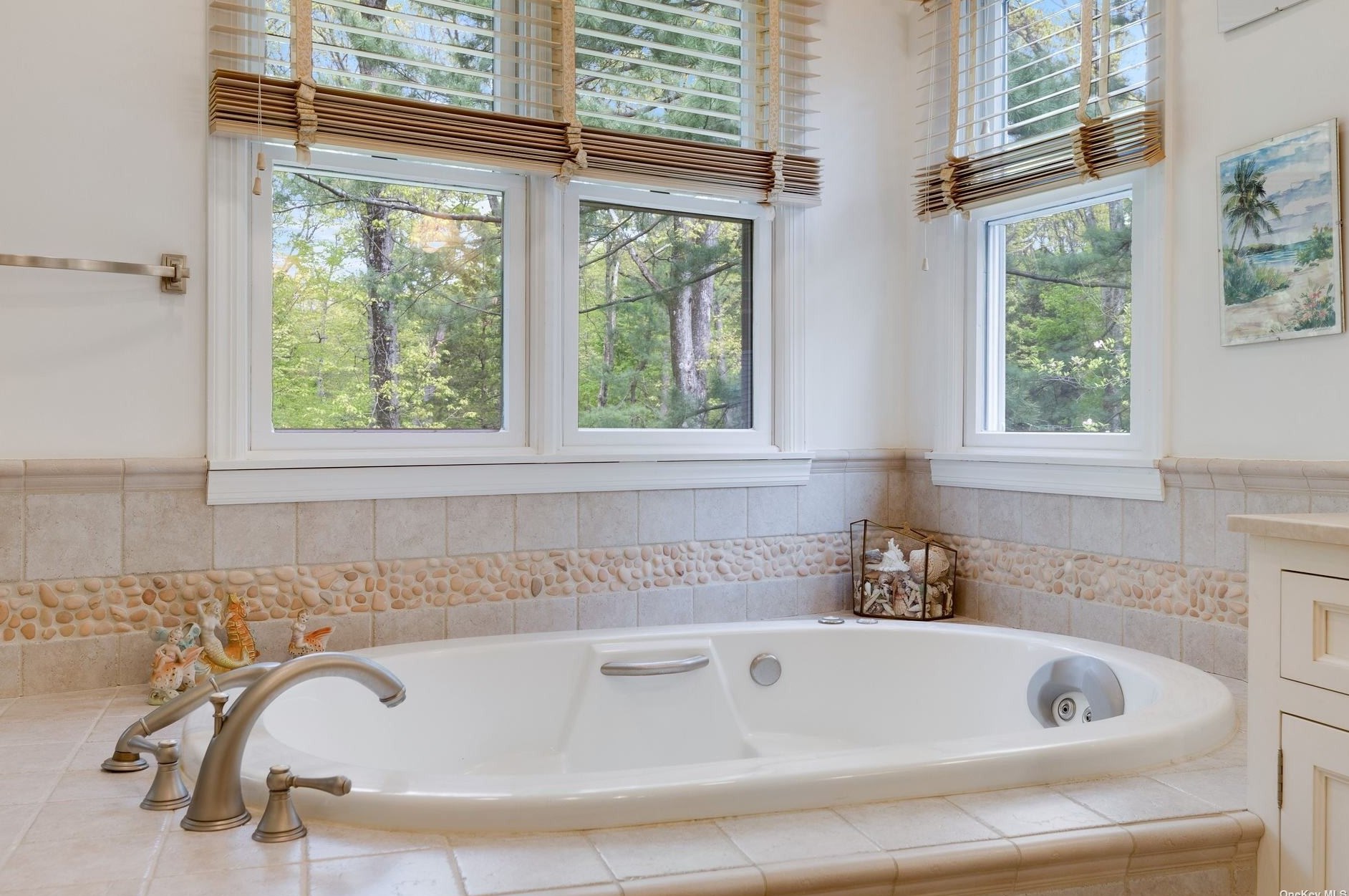 16 Forrest Dr, Hunt NY  11743-9742 exterior