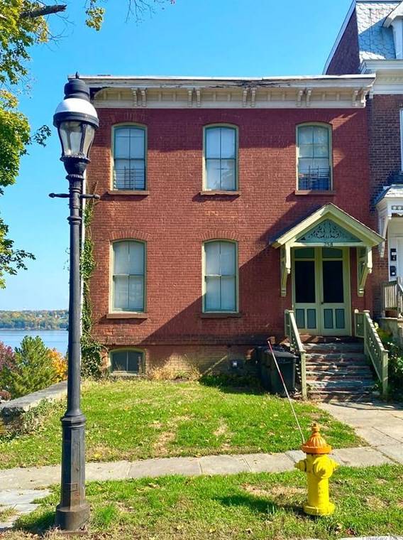 258 Montgomery St, Newburgh NY  12550-3639 exterior