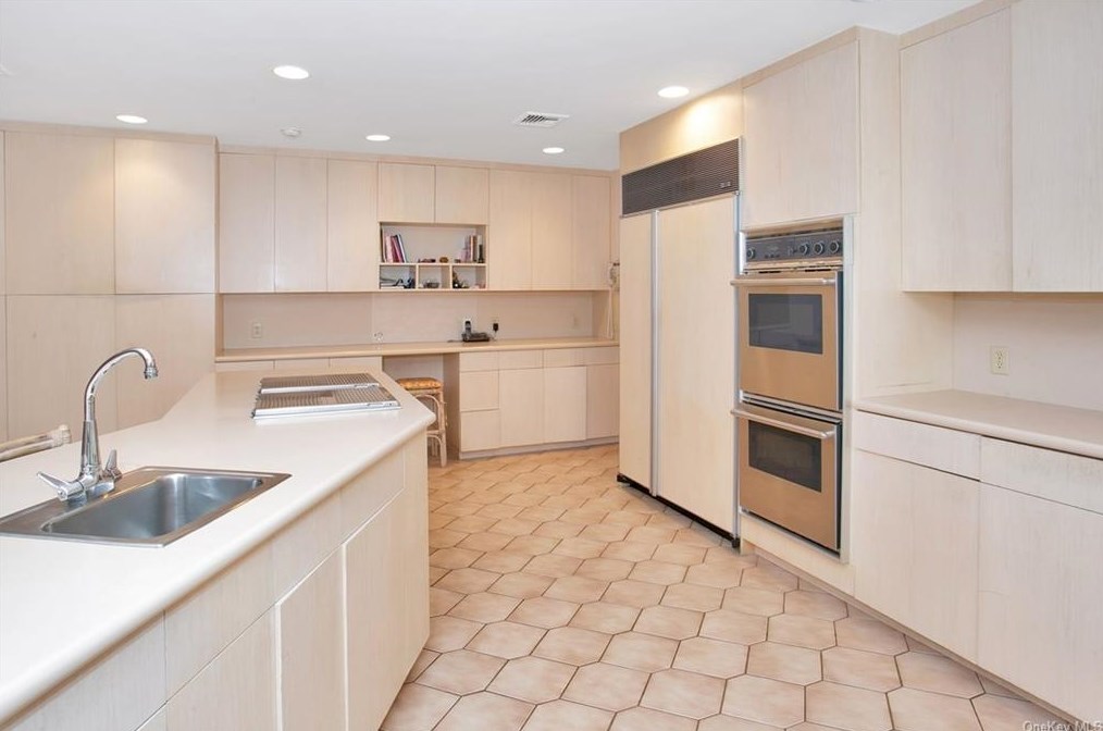 8 Woodland Rd, New City NY  10956-2626 exterior