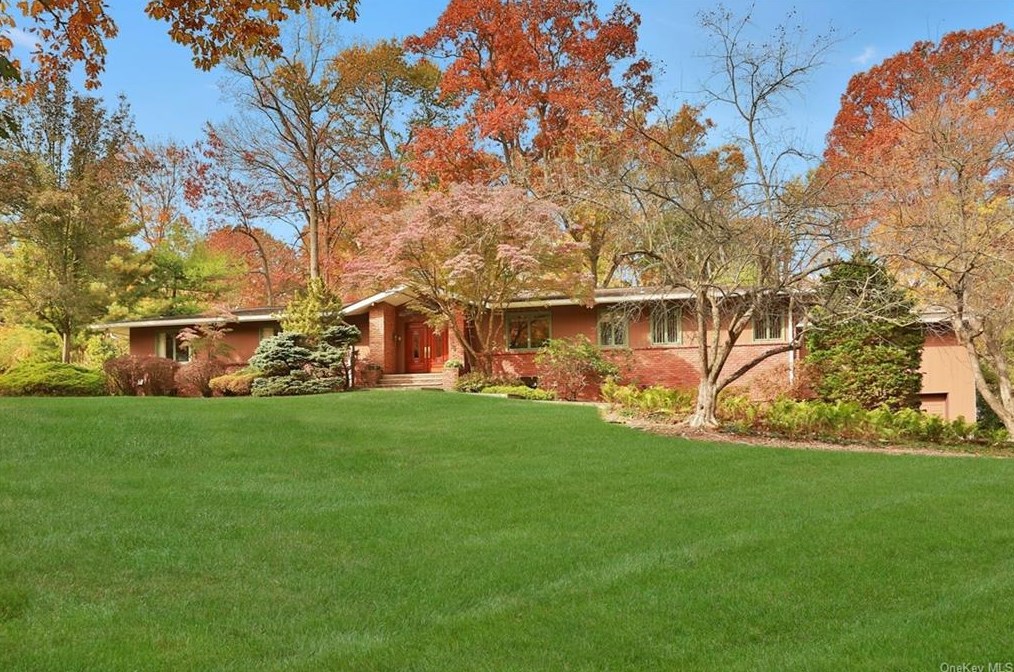 8 Woodland Rd, New City NY  10956-2626 exterior