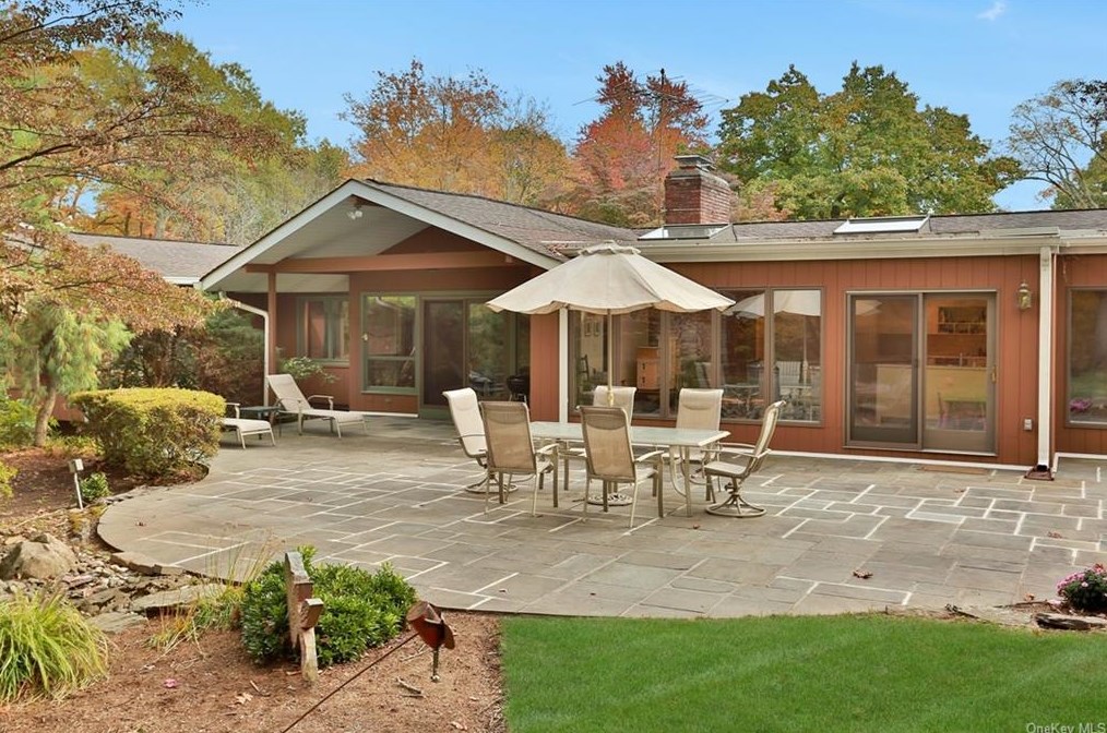 8 Woodland Rd, New City NY  10956-2626 exterior