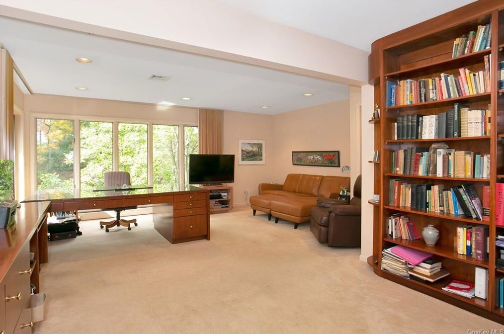 8 Woodland Rd, New City NY  10956-2626 exterior