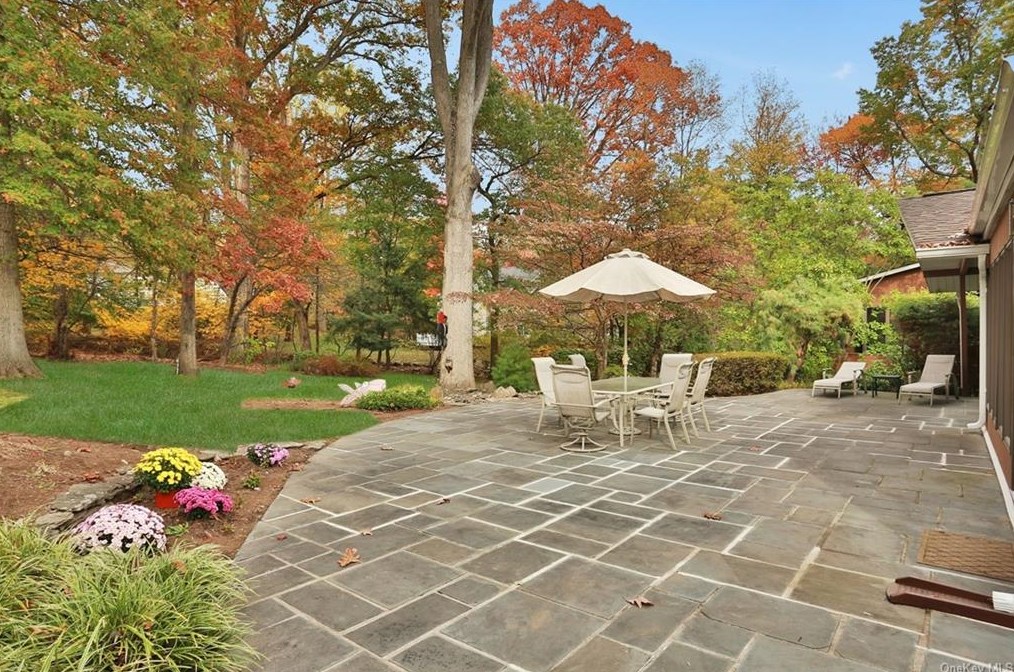 8 Woodland Rd, New City NY  10956-2626 exterior