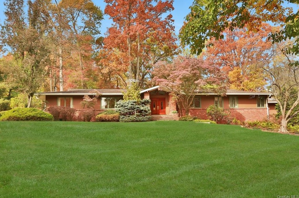 8 Woodland Rd, New City NY  10956-2626 exterior