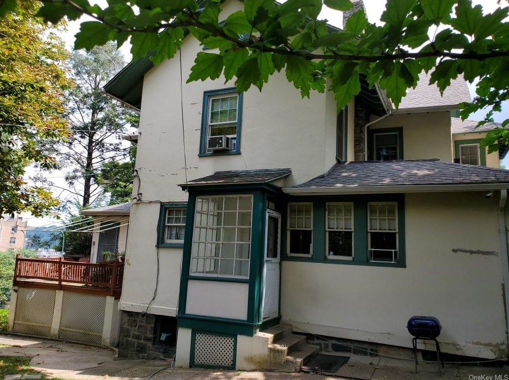 27 Berkeley Ave, Yonkers NY 10705-3712 exterior
